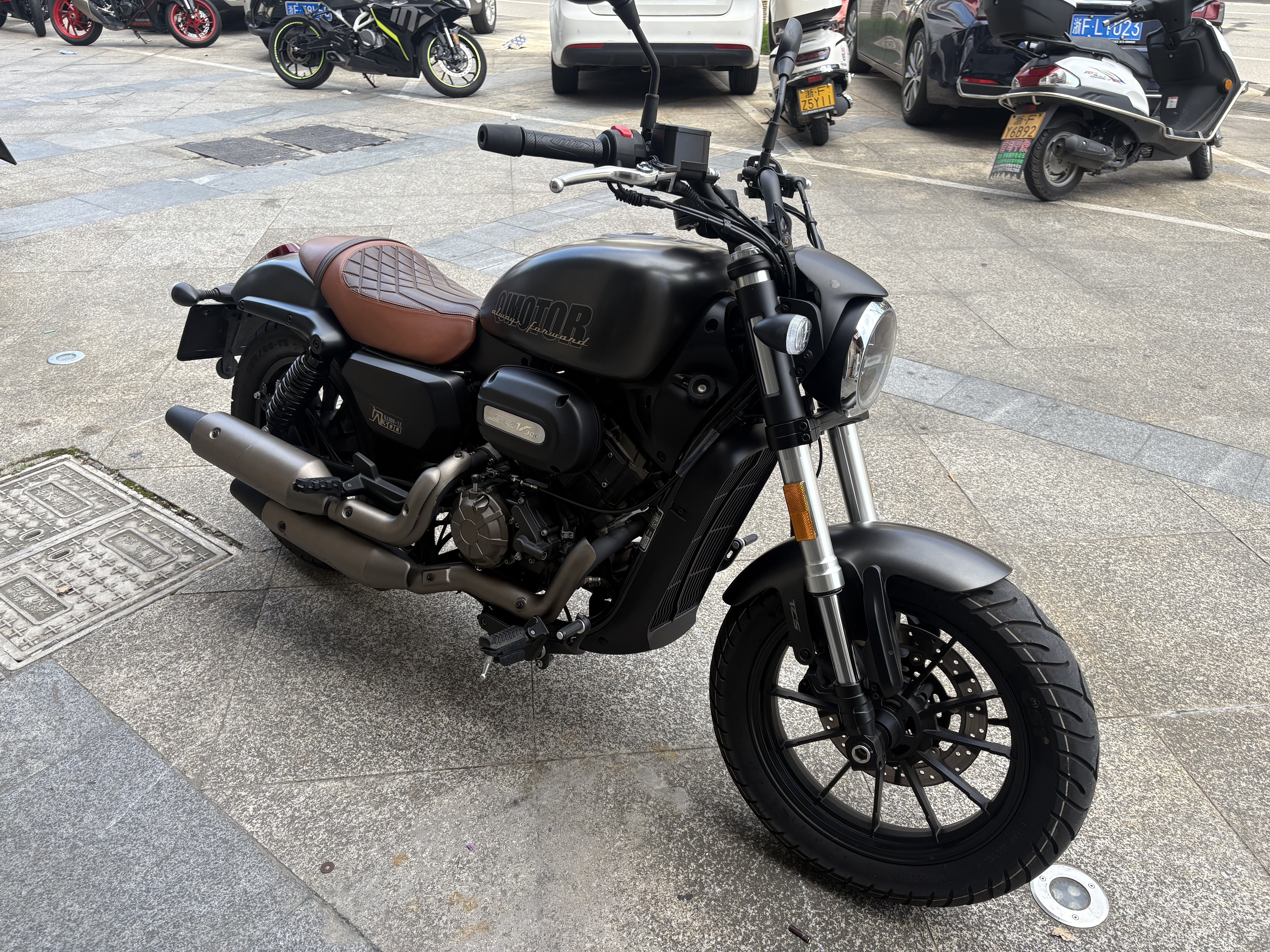 QJMOTOR 闪300S