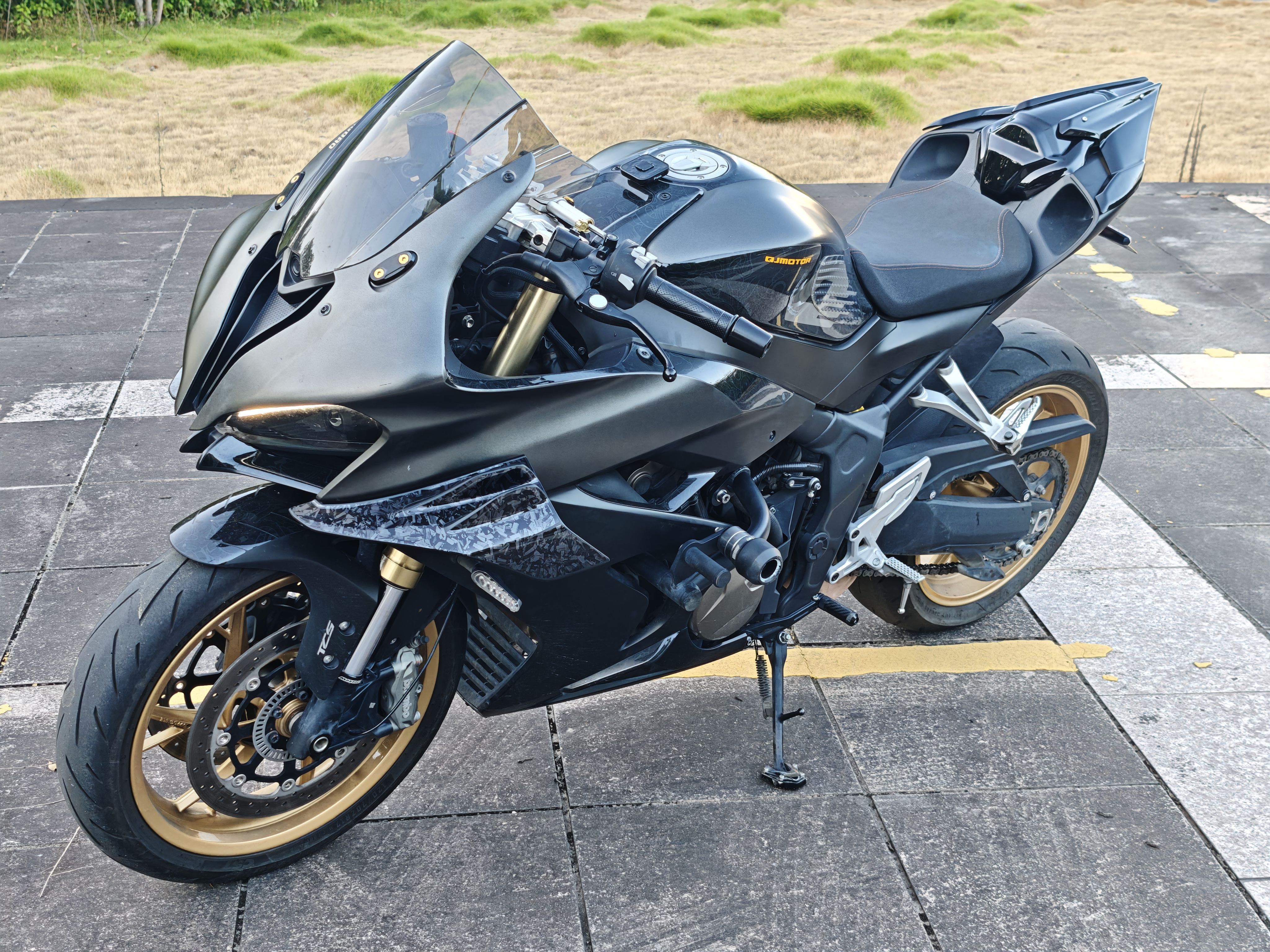 QJMOTOR 赛800