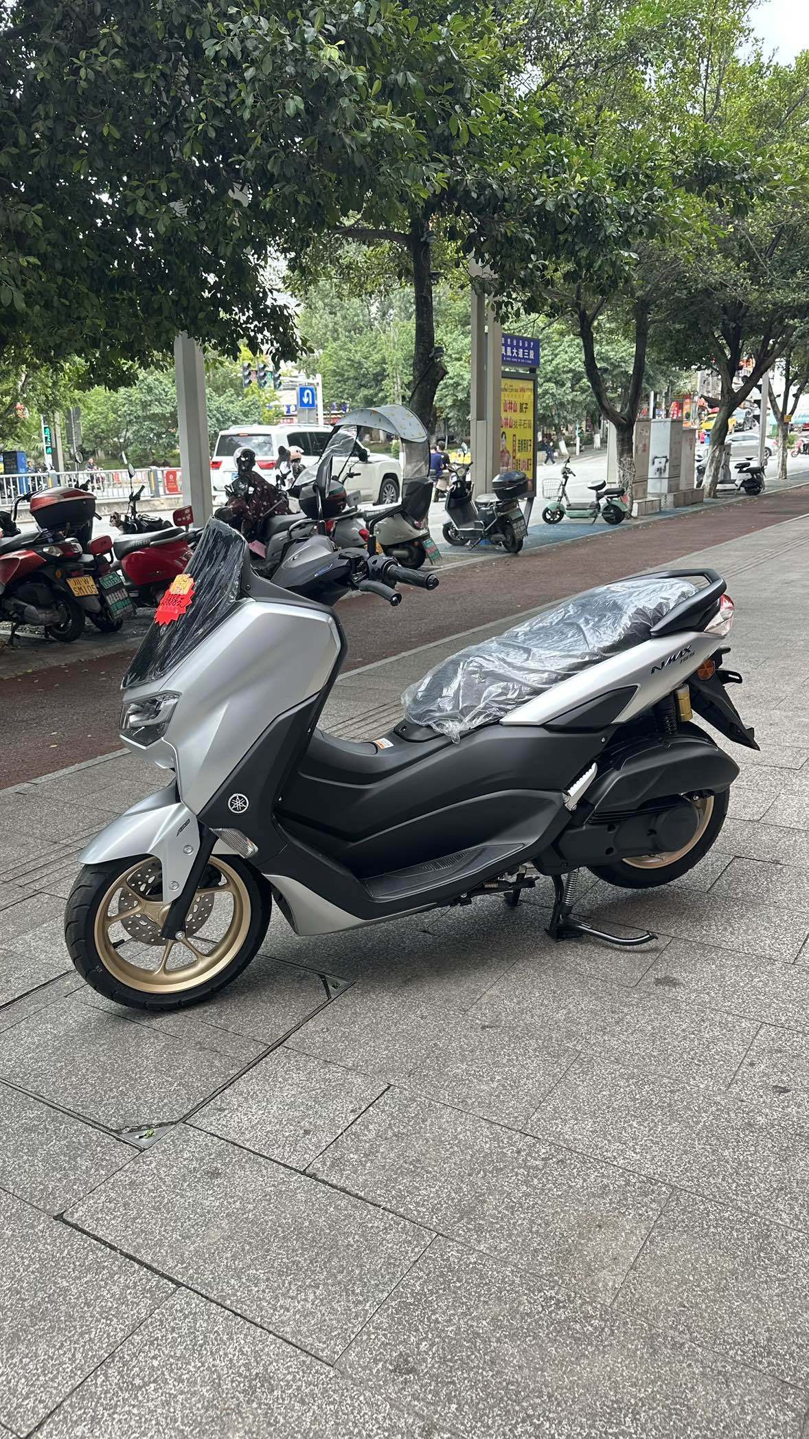 雅马哈 NMAX