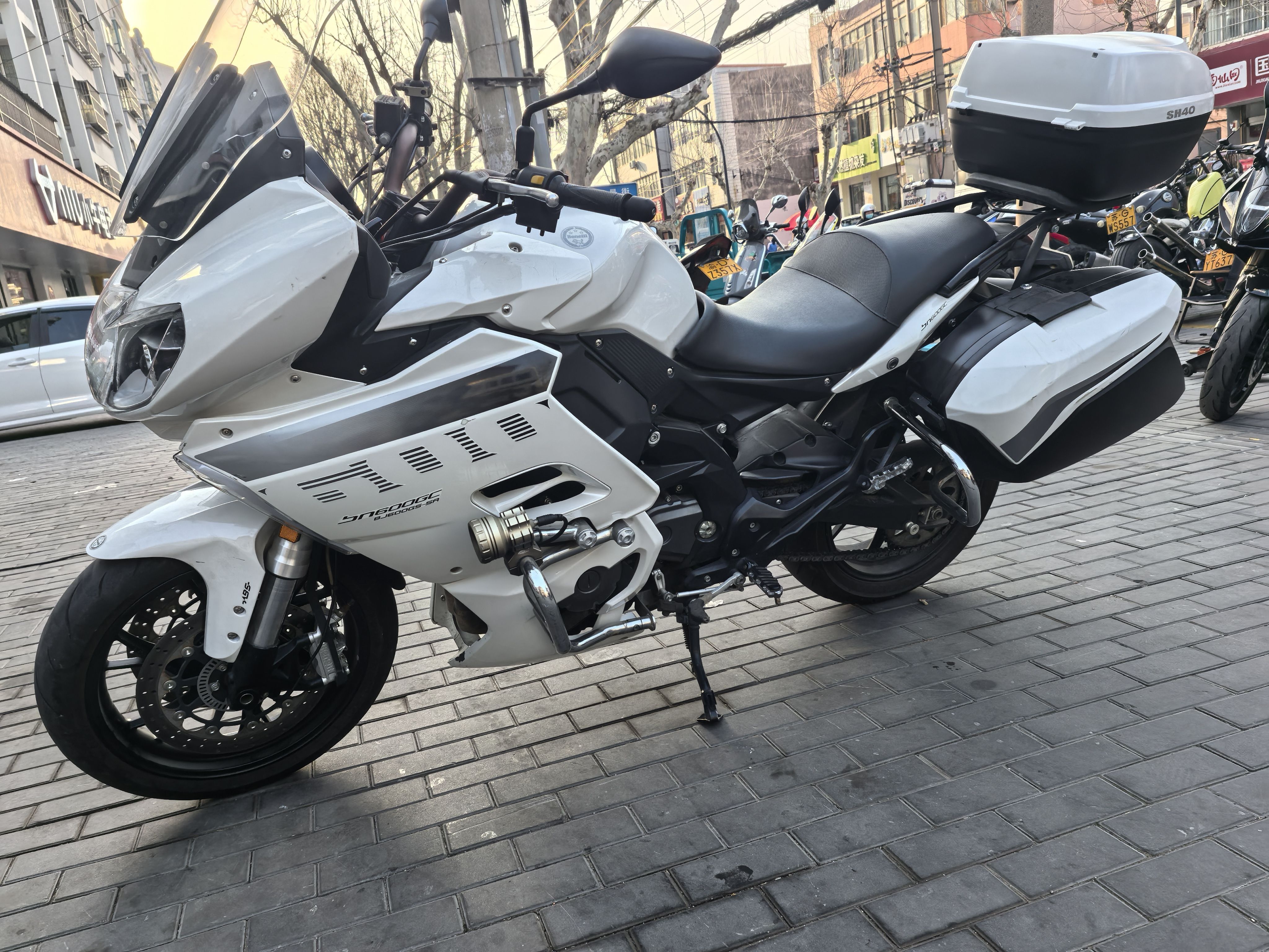 贝纳利 600 GC