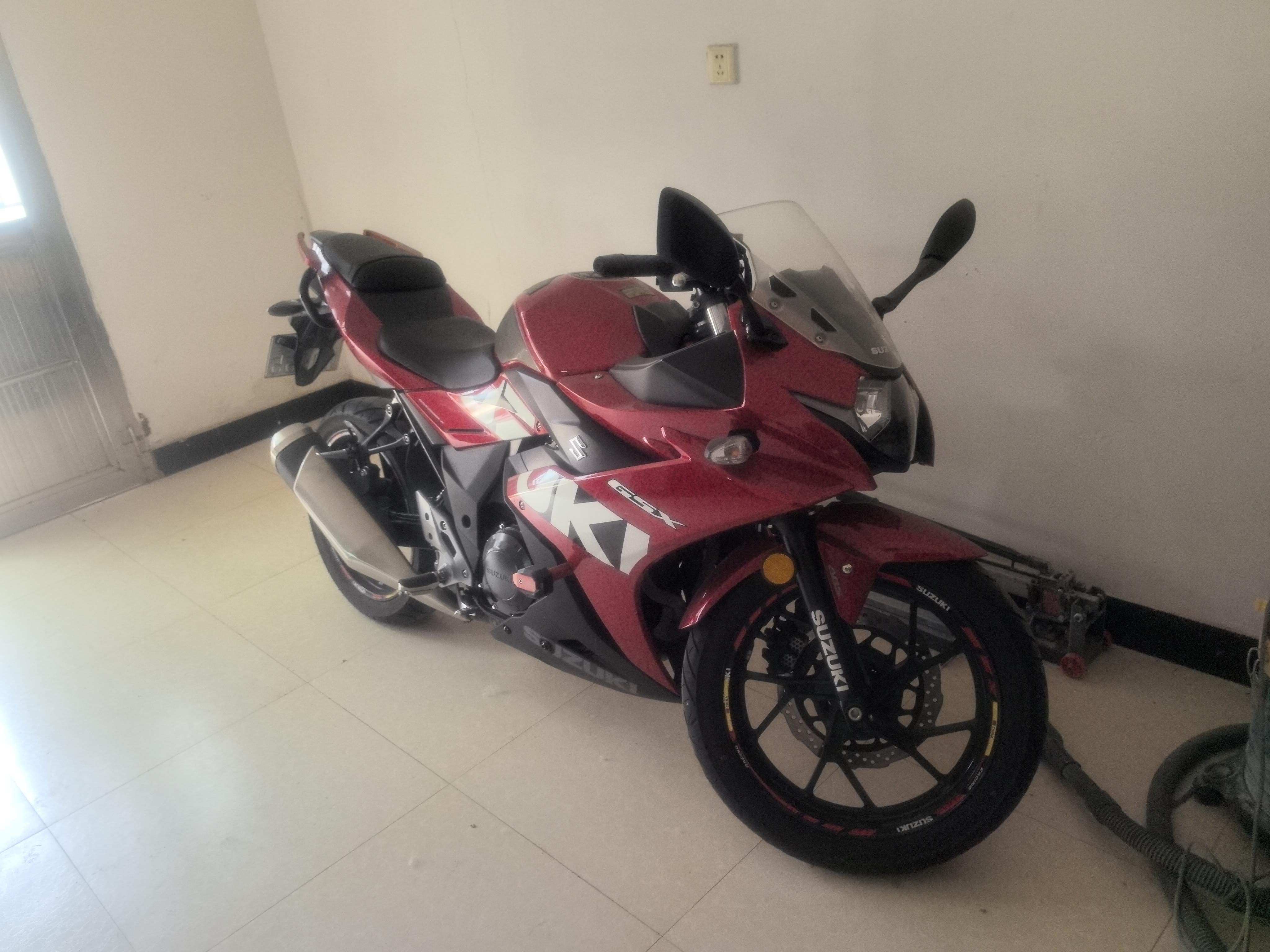 豪爵铃木 GSX250R
