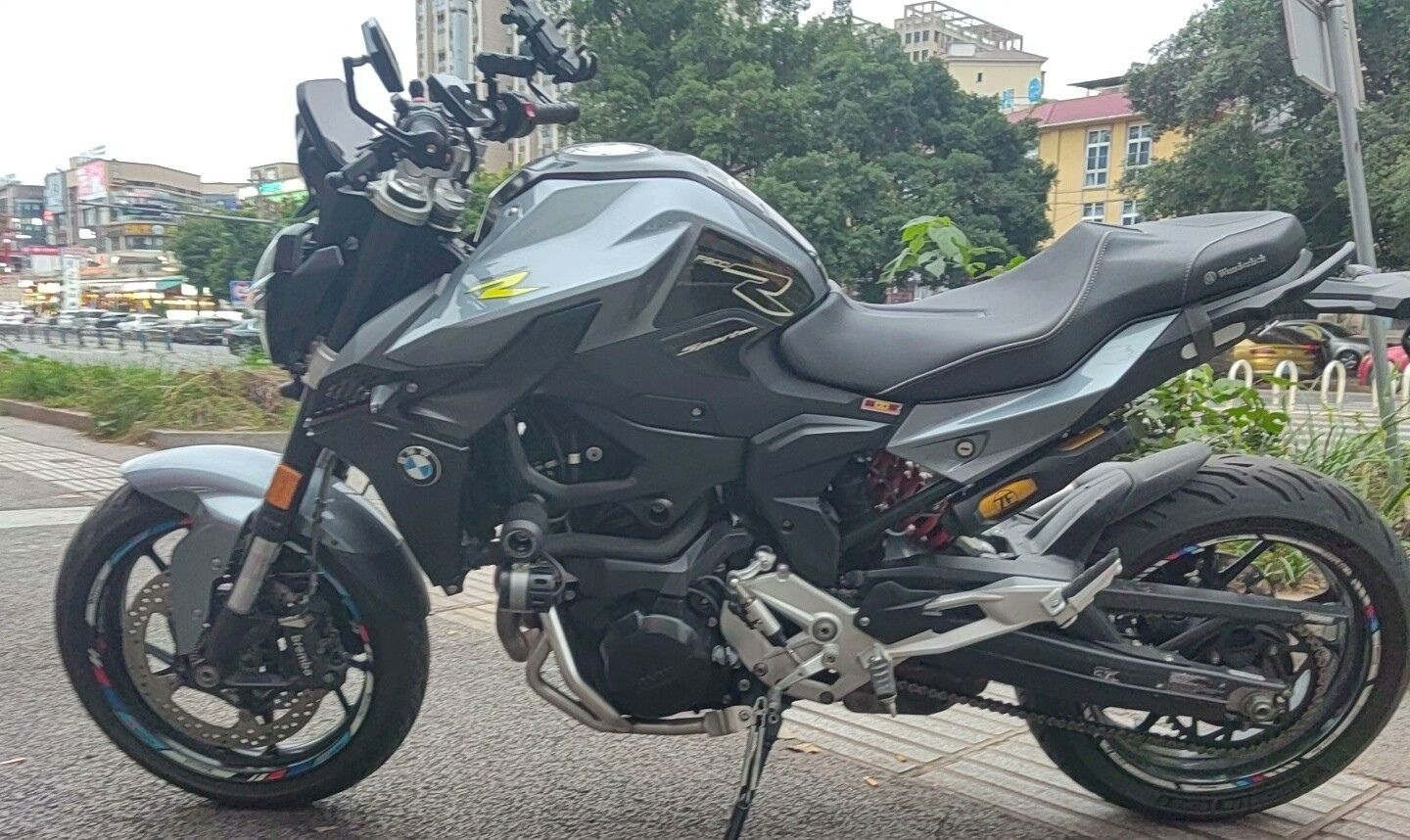 宝马 F 900 R
