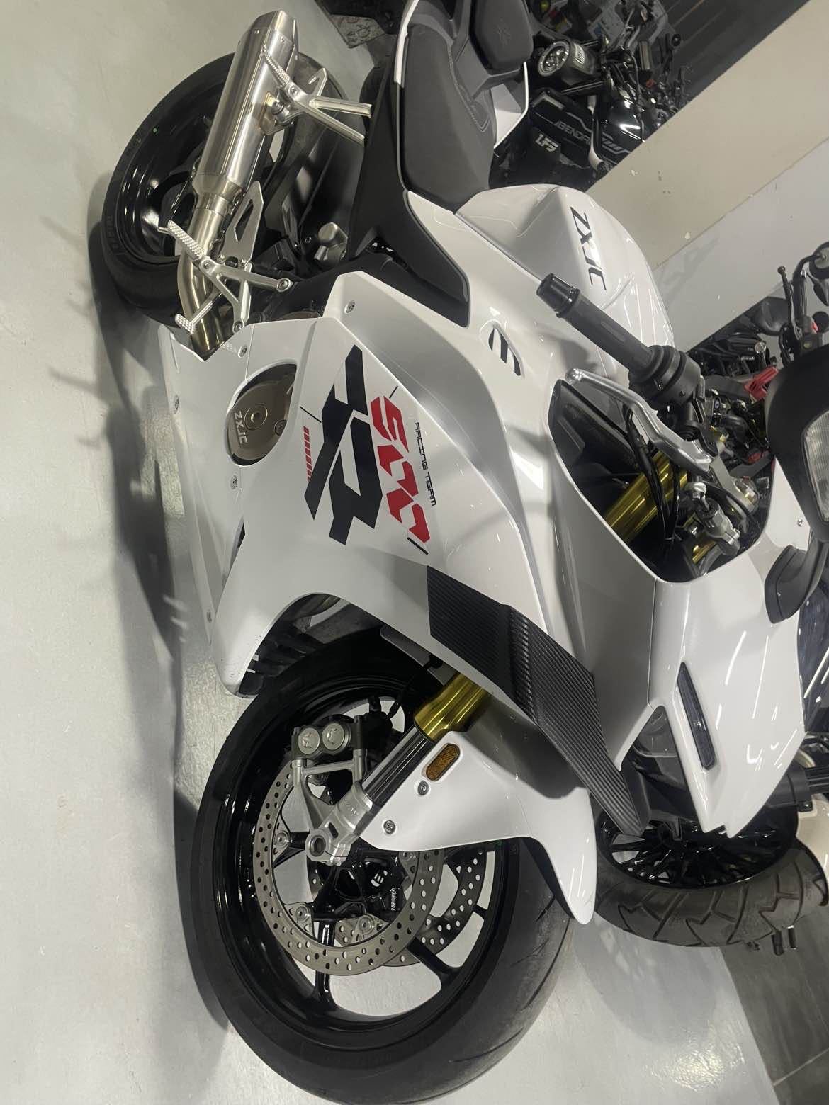 张雪机车 500RR