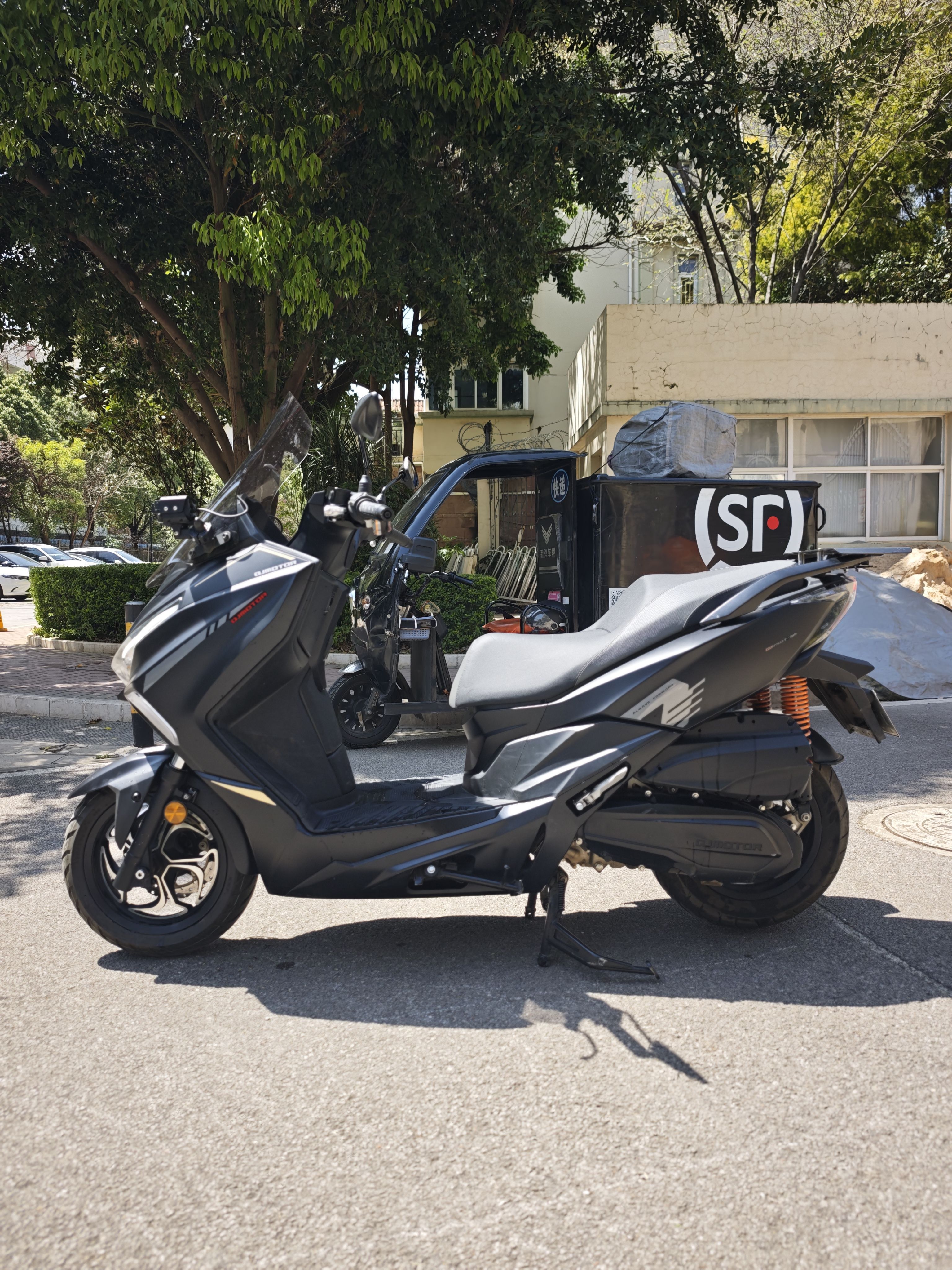 QJMOTOR 鸿250