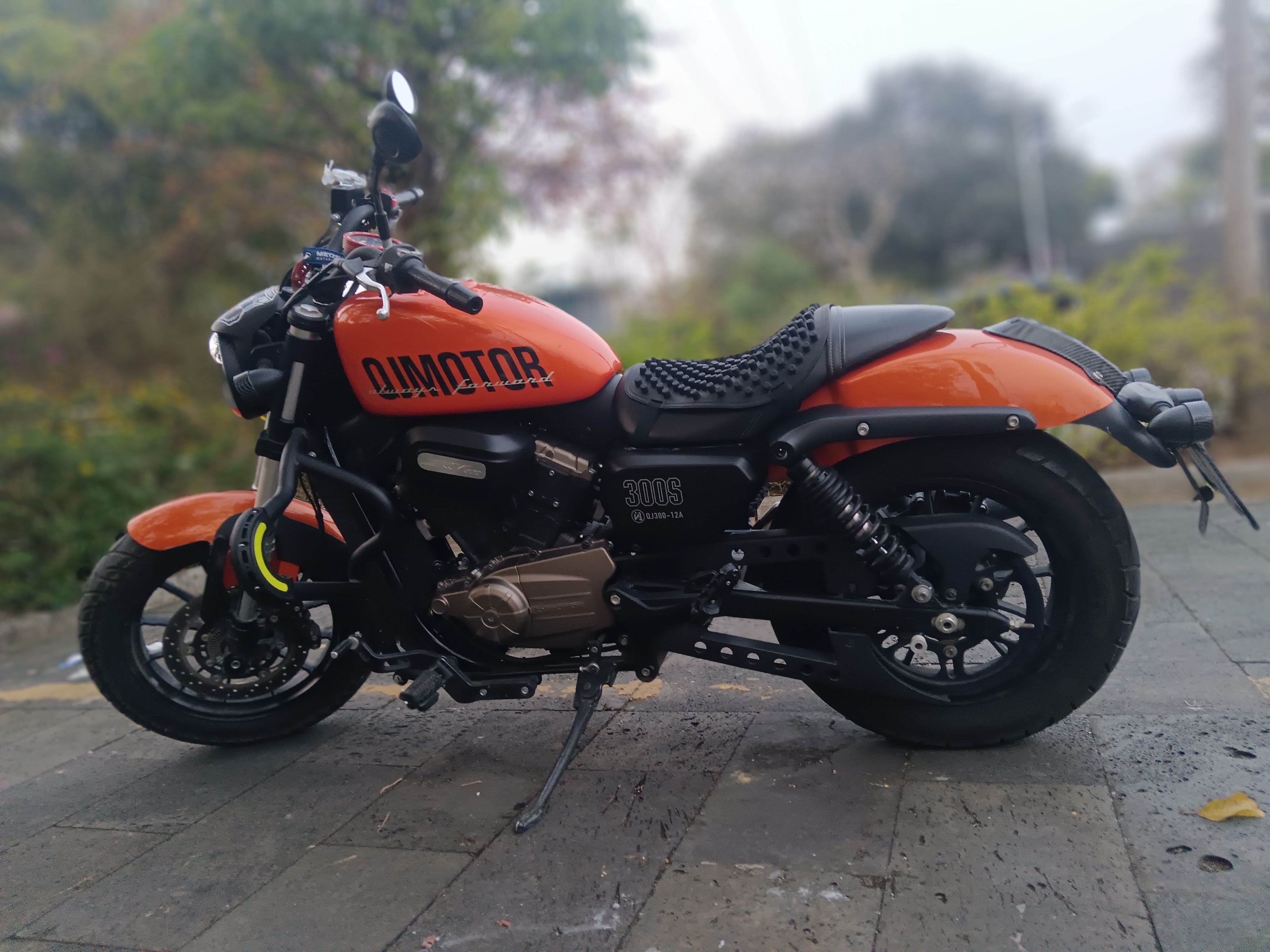 QJMOTOR 闪300S