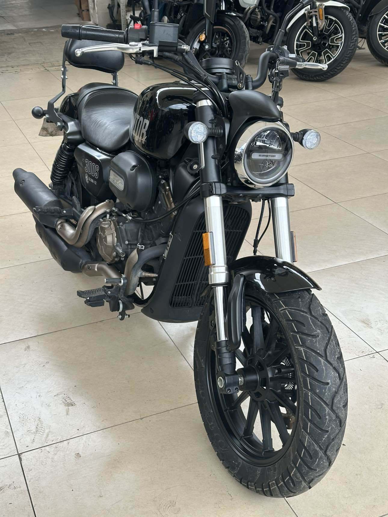 QJMOTOR 闪300S