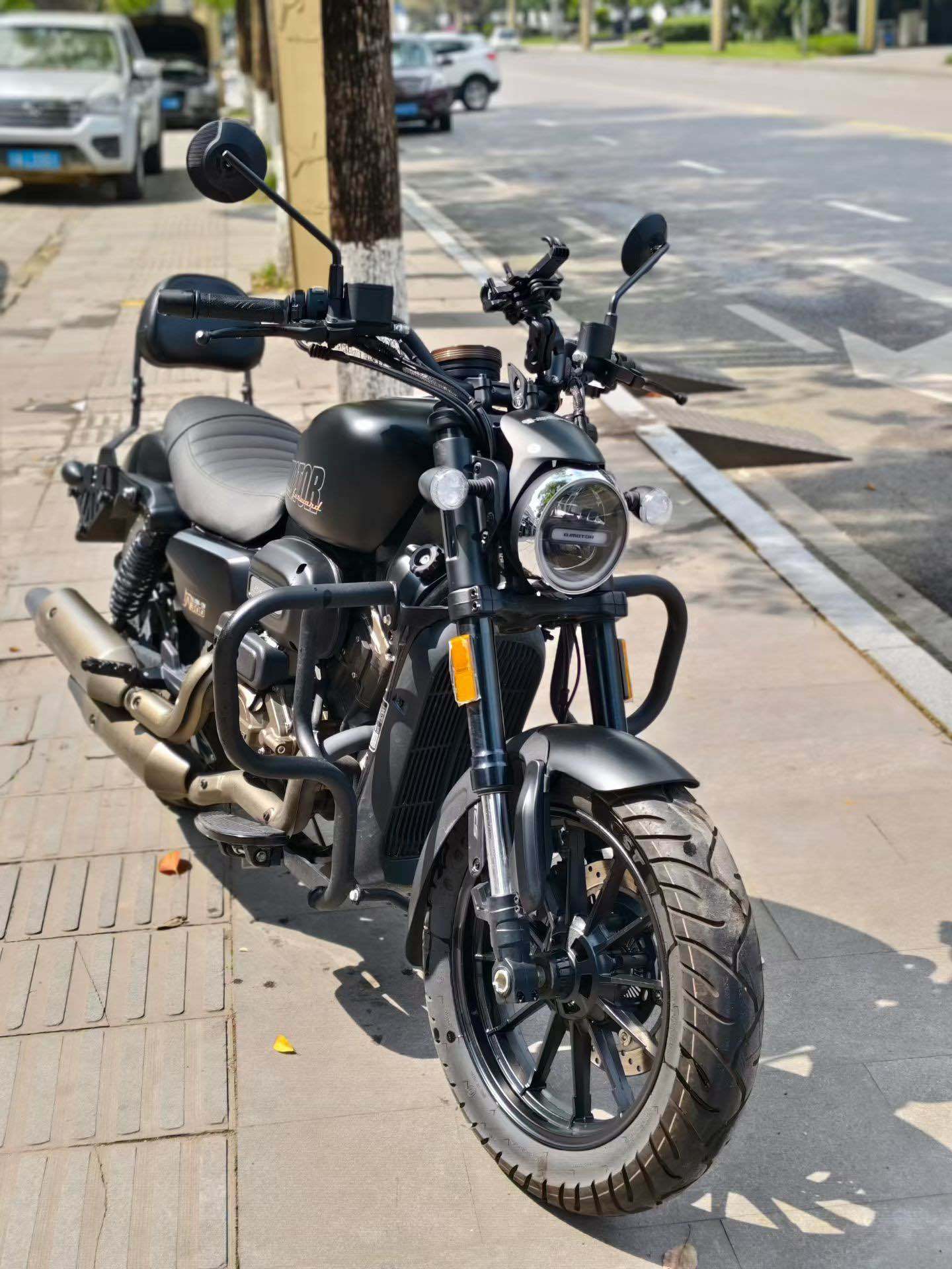 QJMOTOR 闪300S