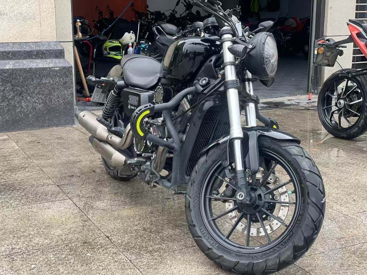 QJMOTOR 闪300S