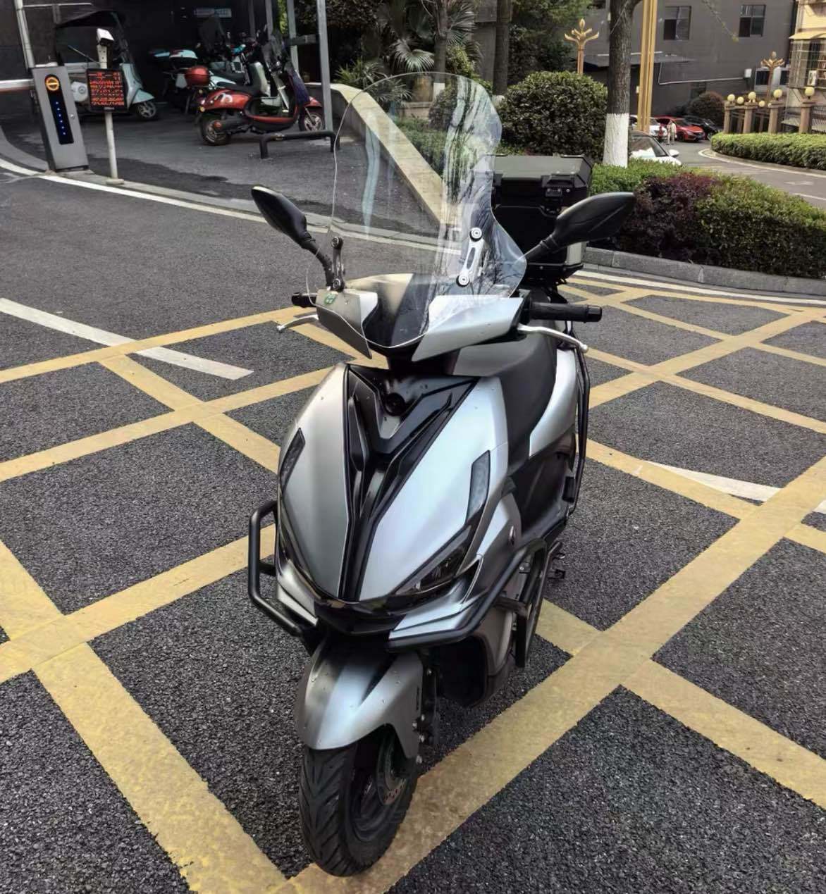 QJMOTOR 鸿125