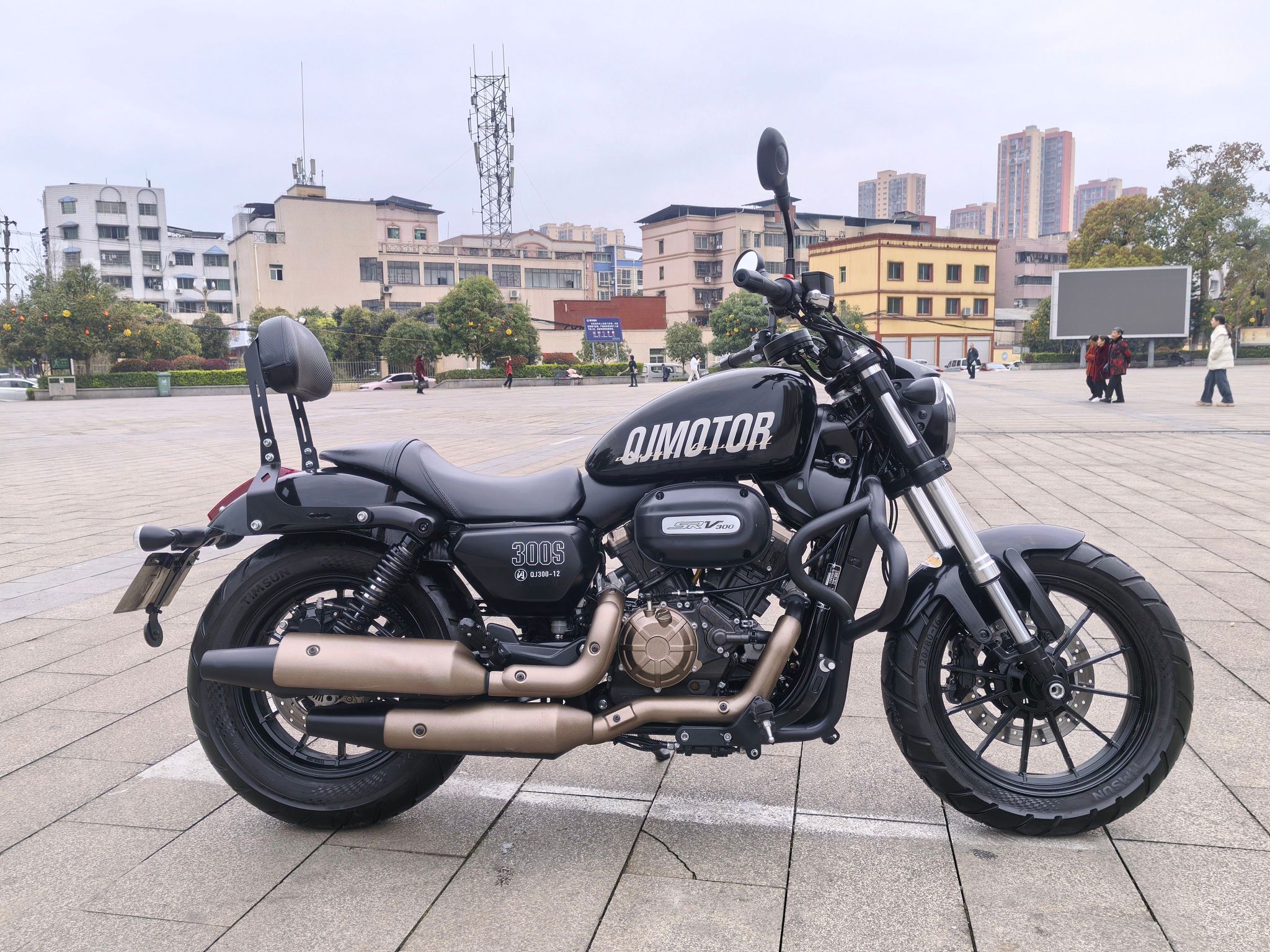 QJMOTOR 闪300S