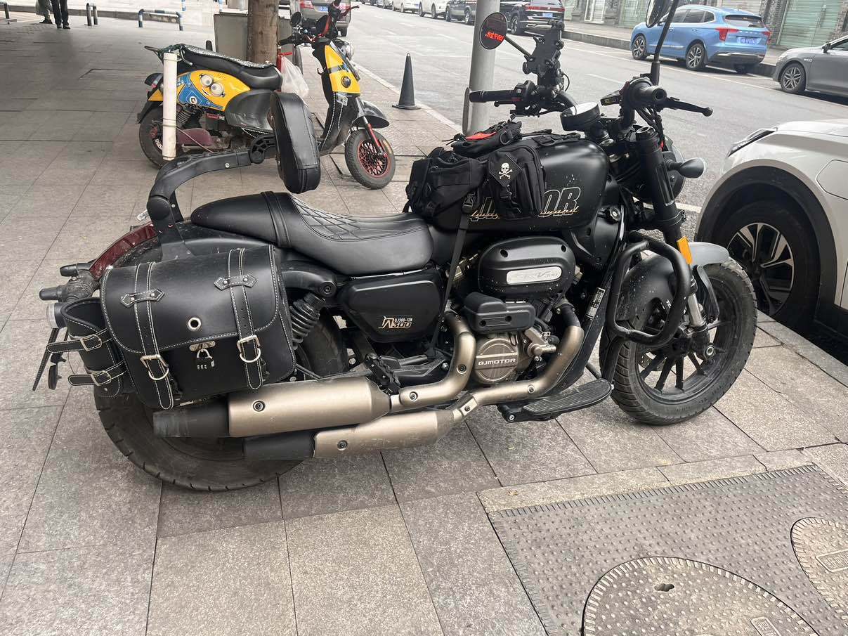 QJMOTOR 闪300S