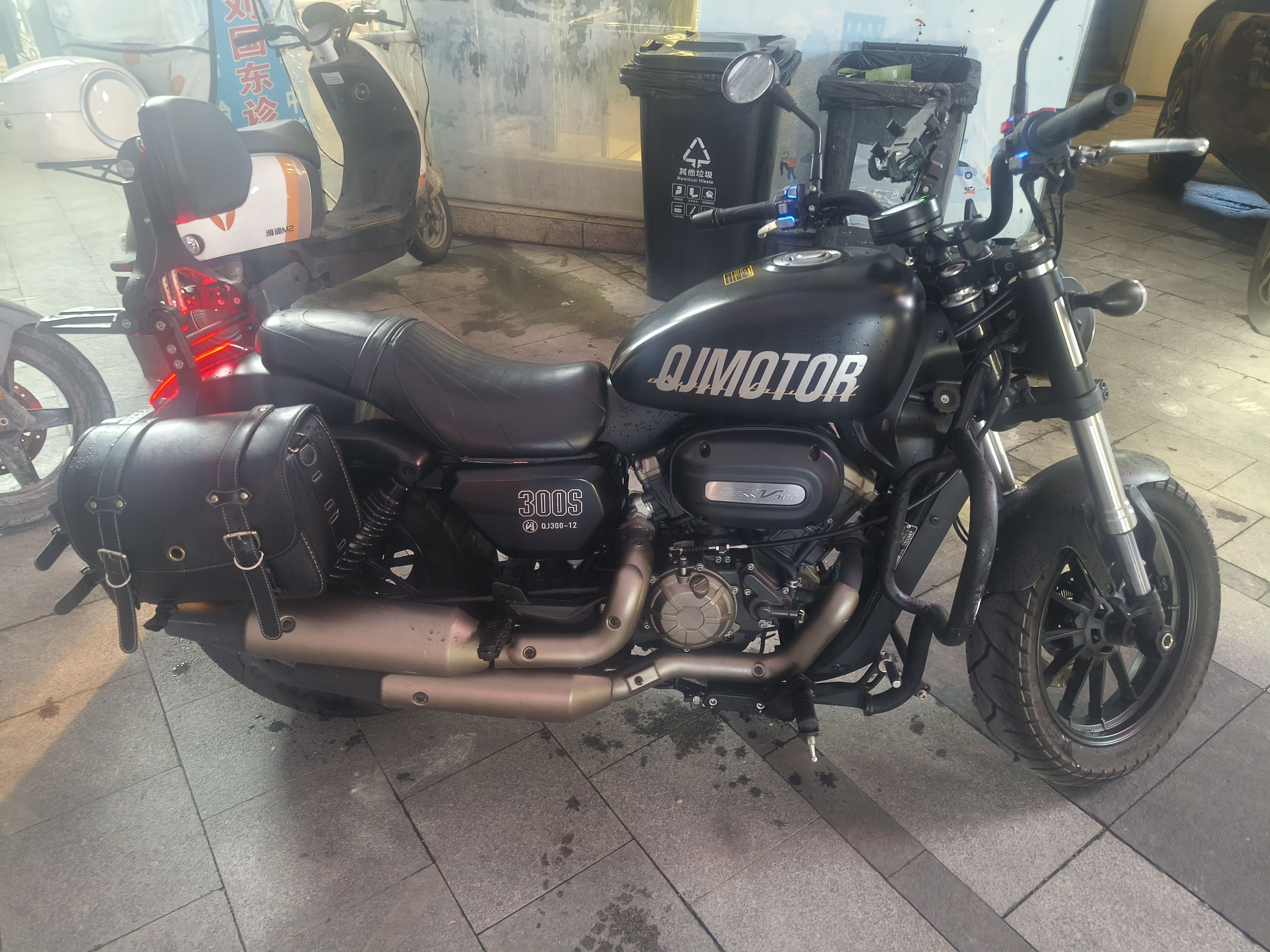 QJMOTOR 闪300S