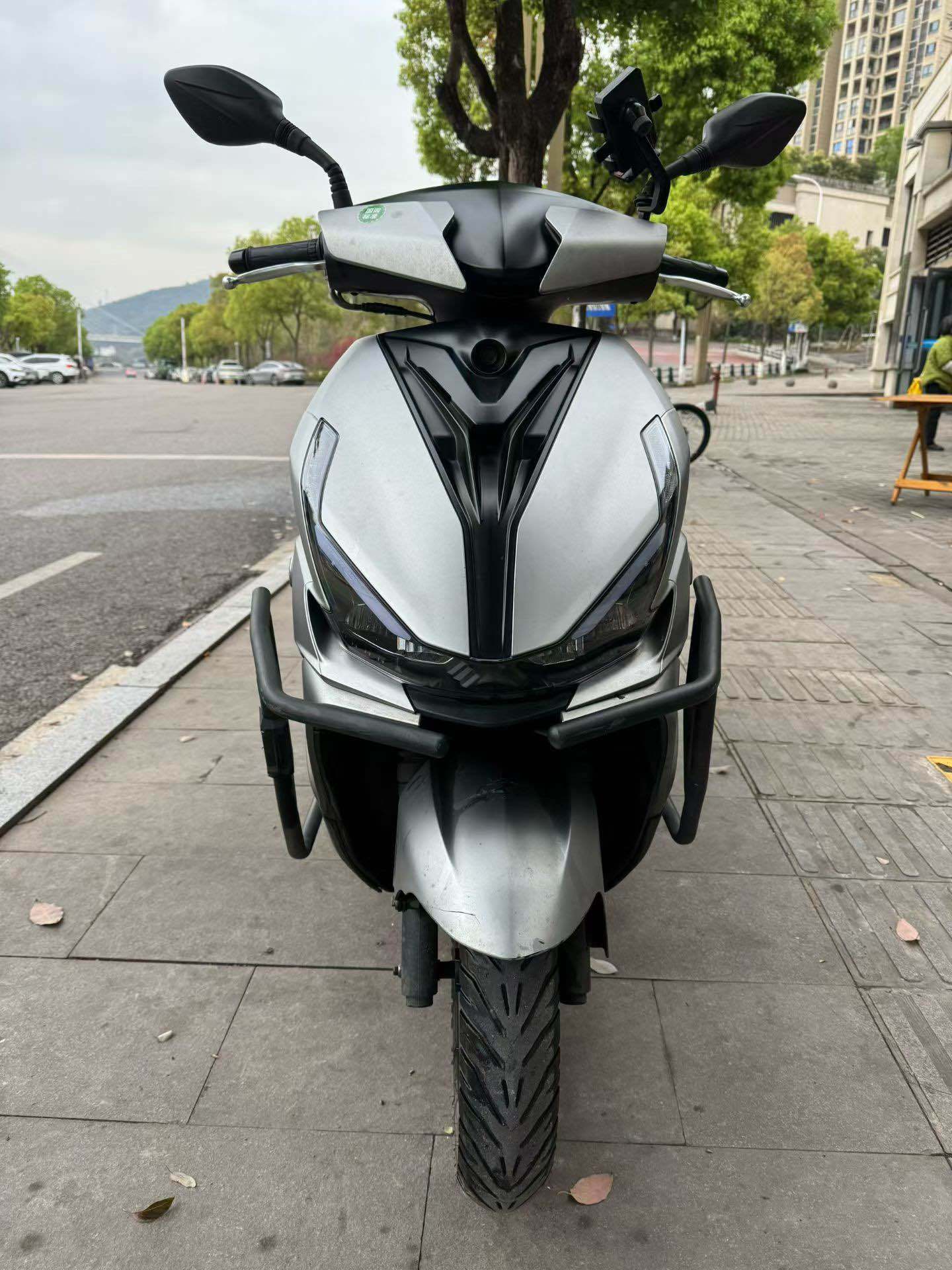 QJMOTOR 鸿125