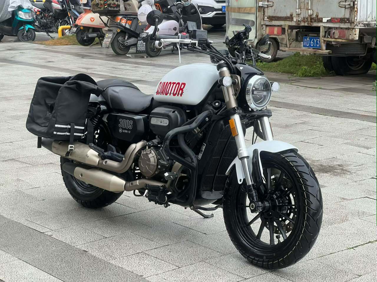 QJMOTOR 闪300S