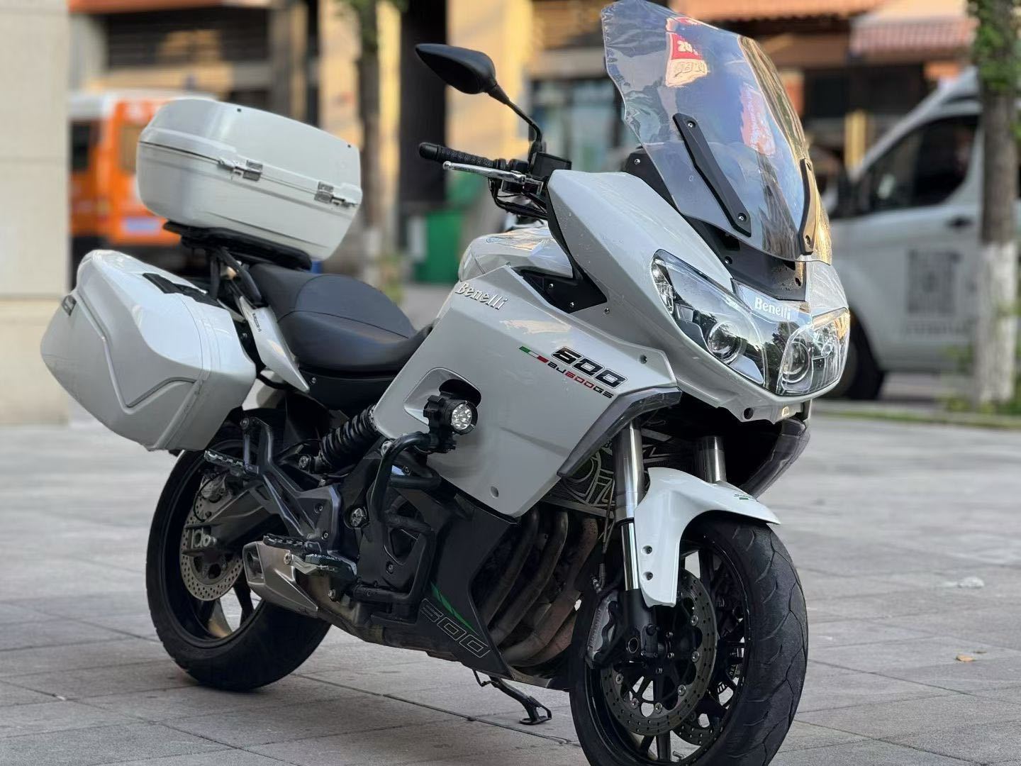 贝纳利 600 GC