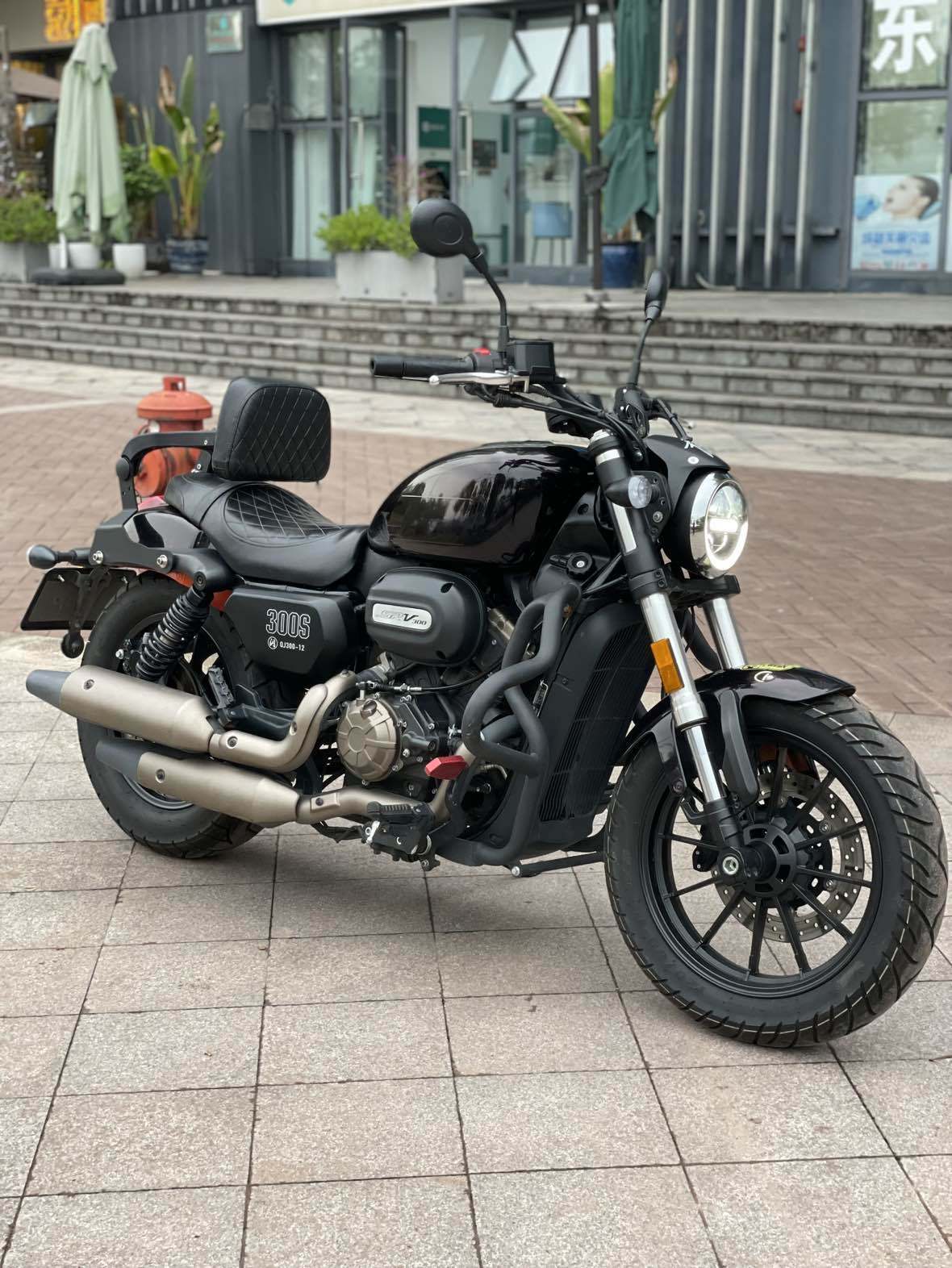 QJMOTOR 闪300S