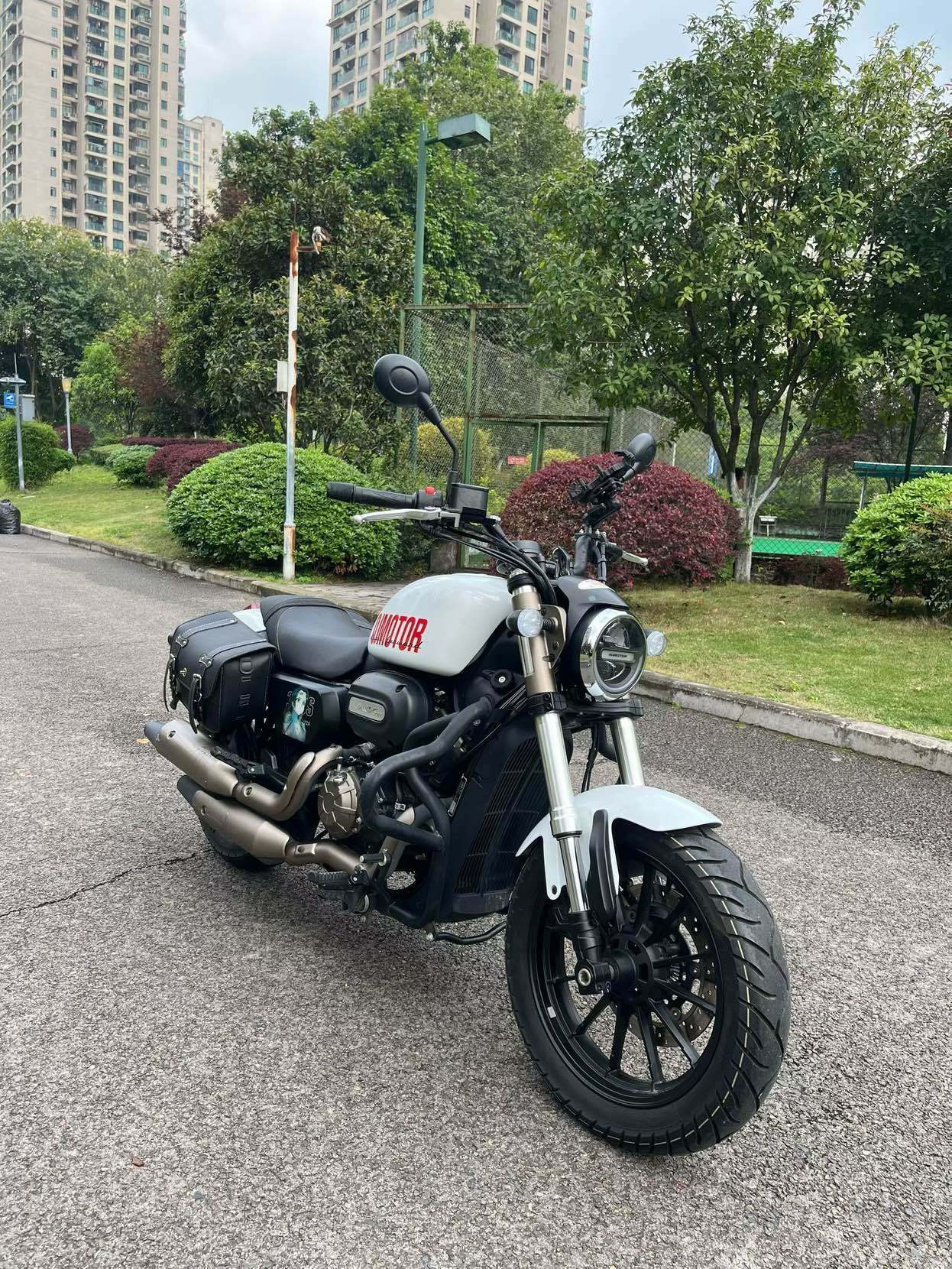 QJMOTOR 闪300S