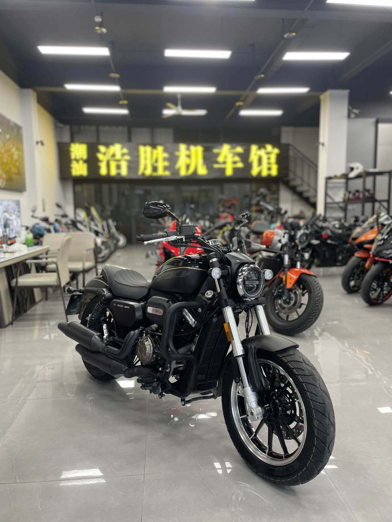 QJMOTOR 闪300S