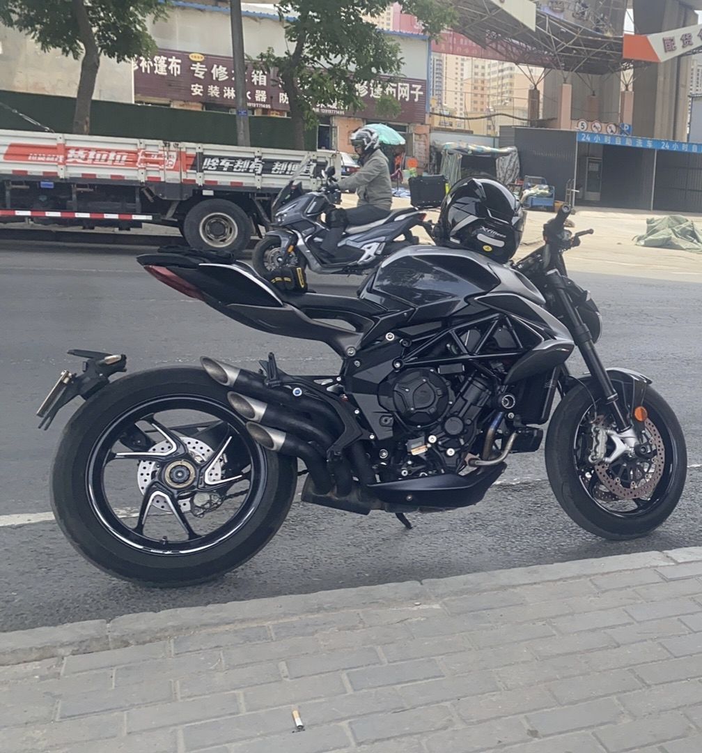 奥古斯塔 Brutale 800