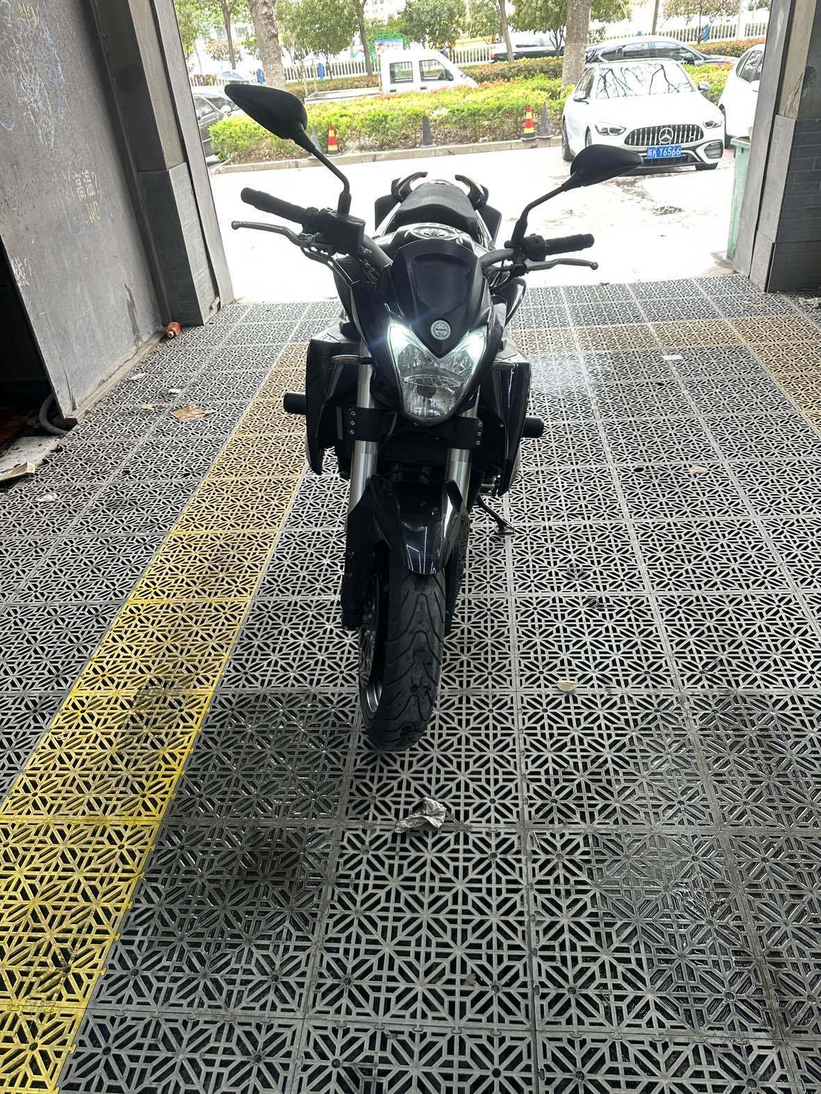 贝纳利 TNT600i