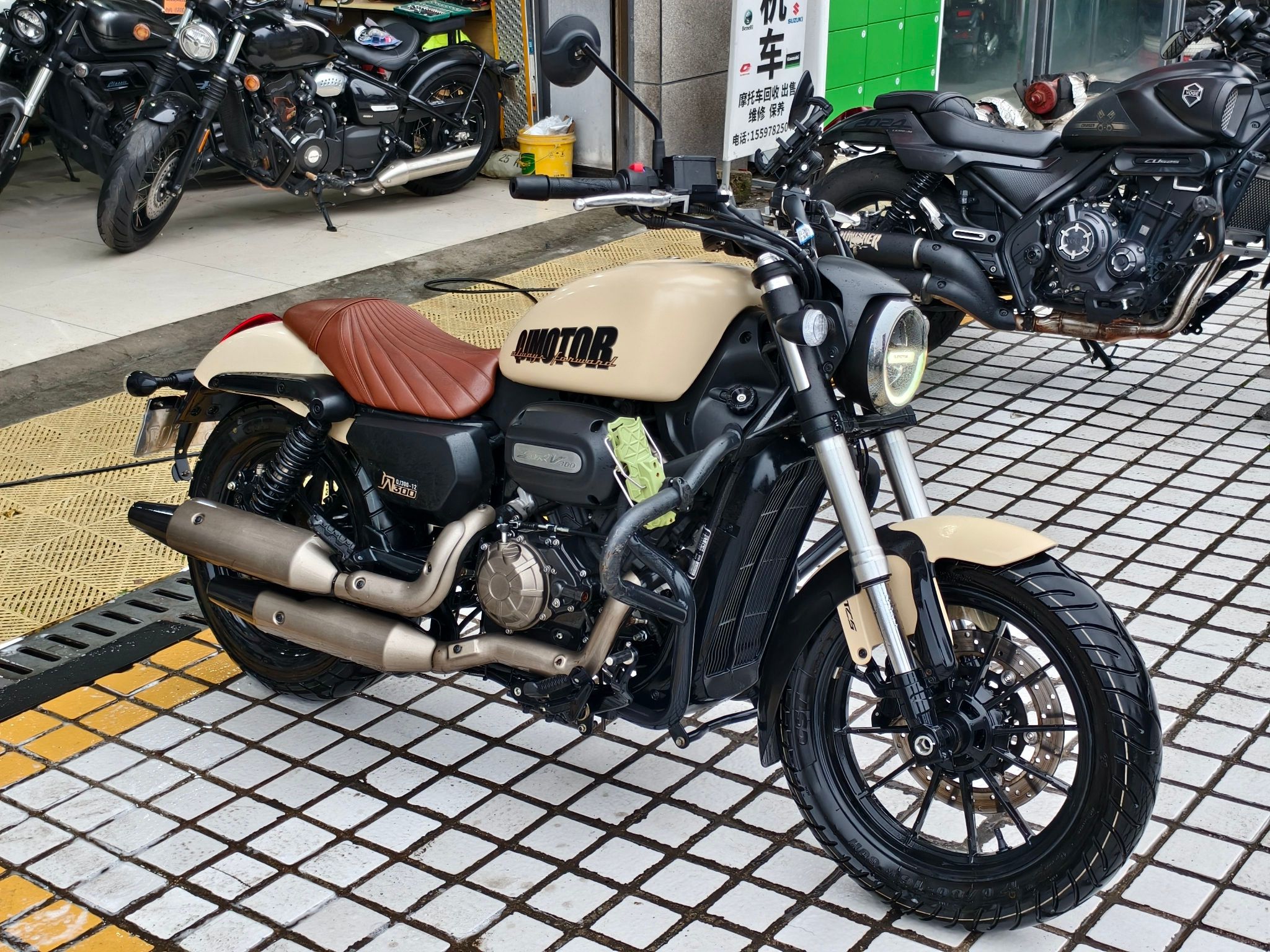 QJMOTOR 闪300S