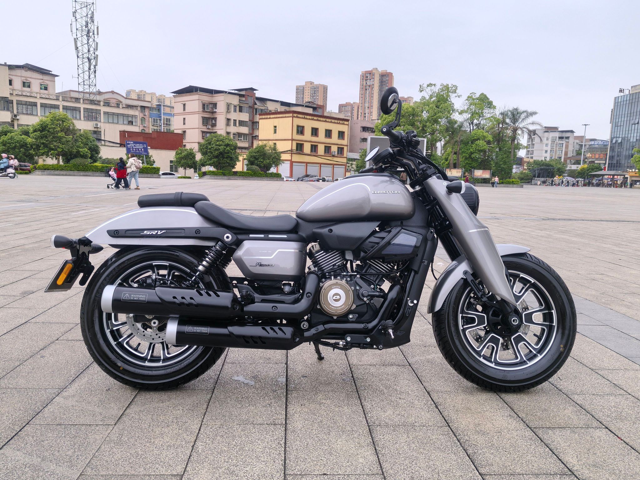 QJMOTOR 闪400