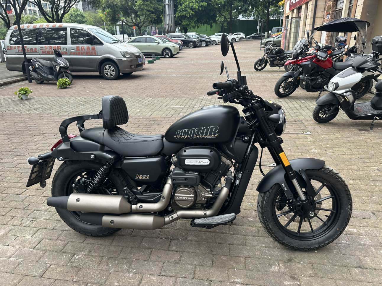 QJMOTOR 闪300S