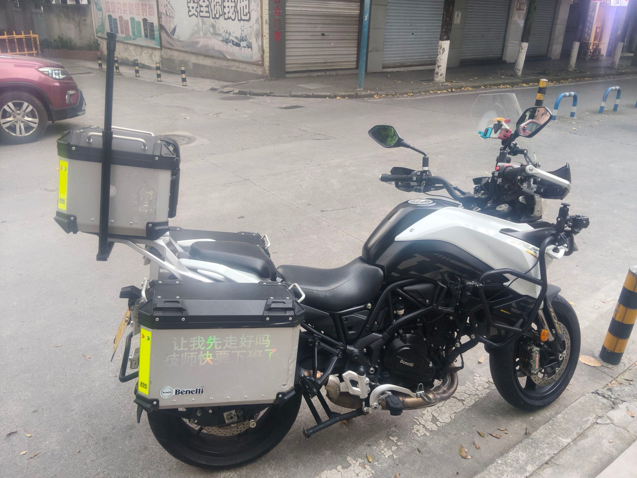 贝纳利 TRK702