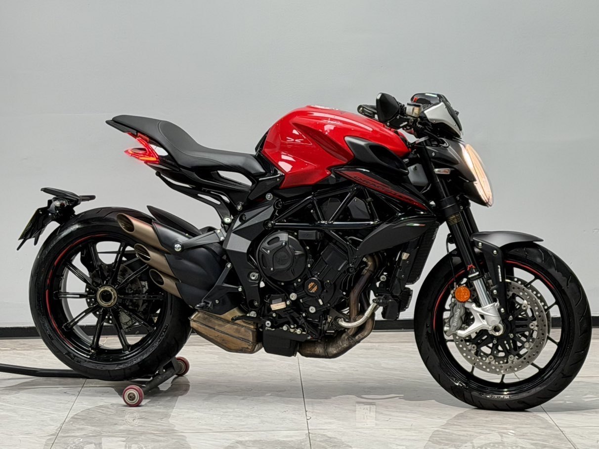 奥古斯塔 Brutale 800