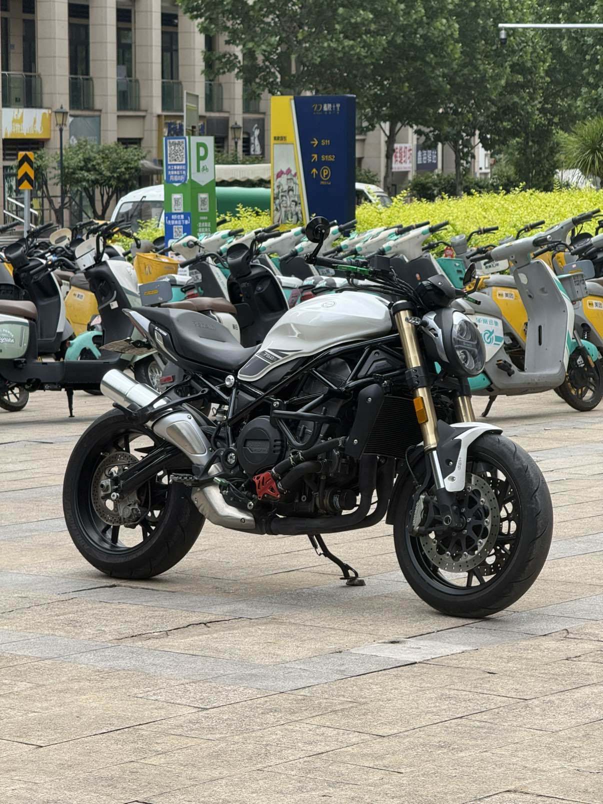 贝纳利 752S
