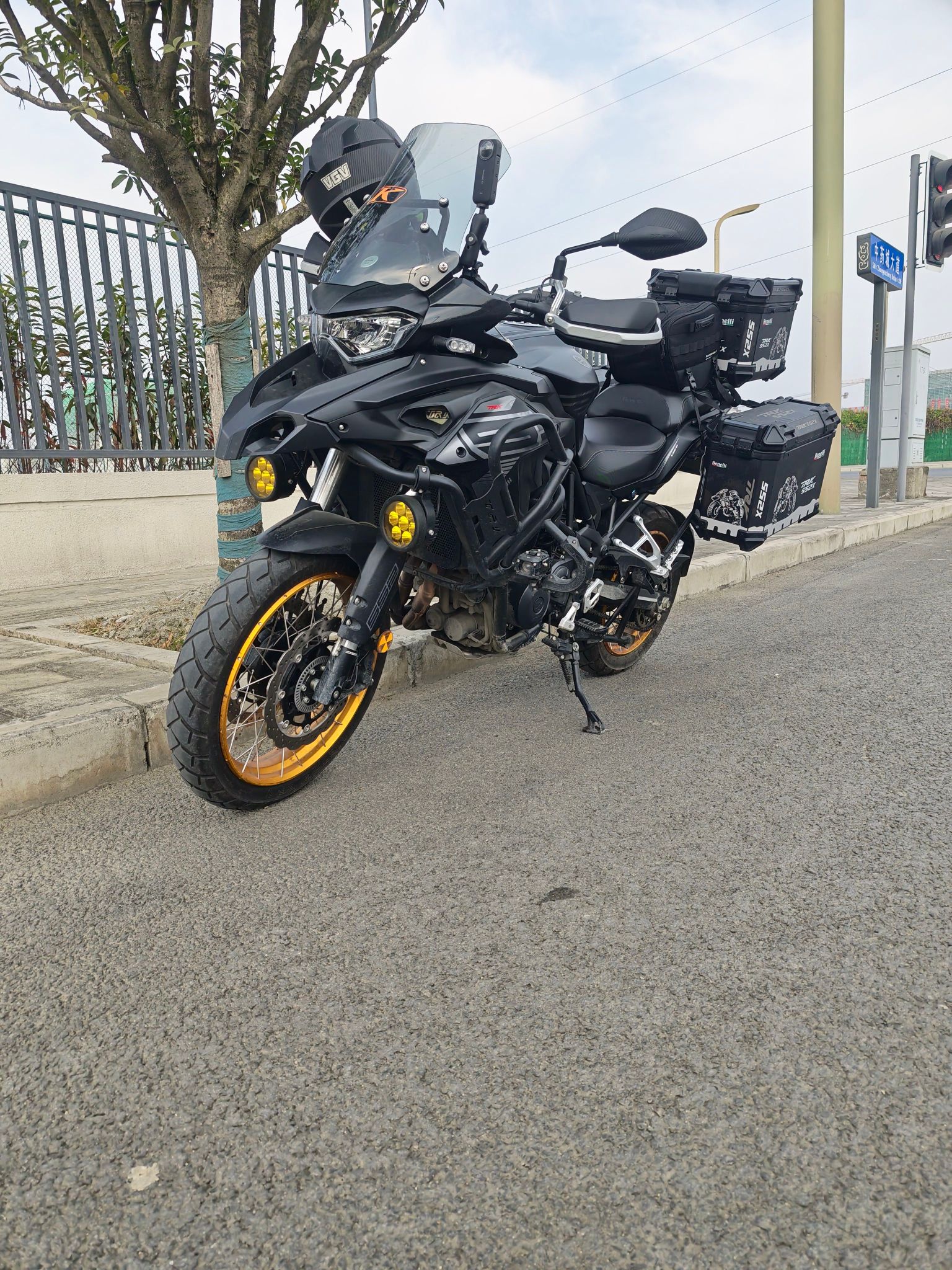 贝纳利 TRK552