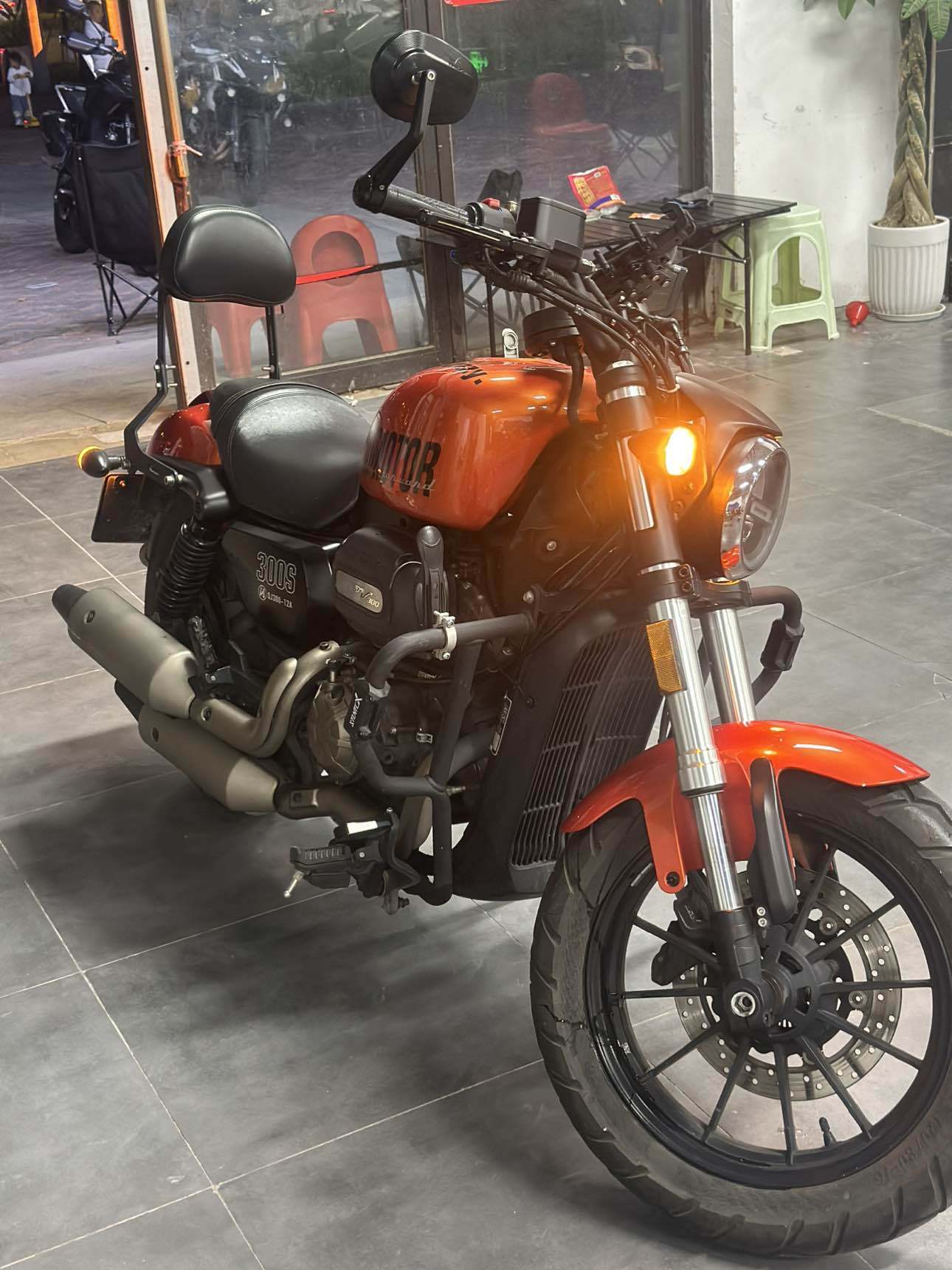 QJMOTOR 闪300S