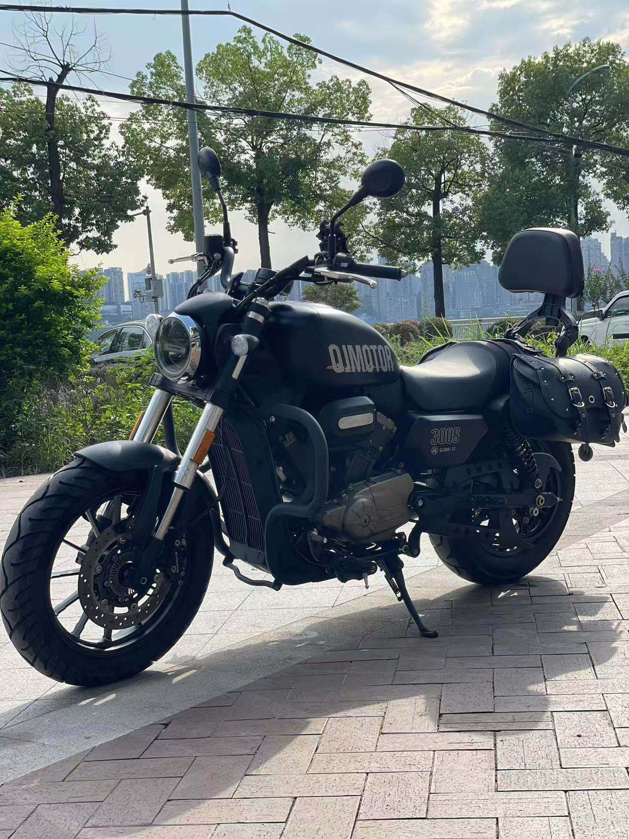 QJMOTOR 闪300S