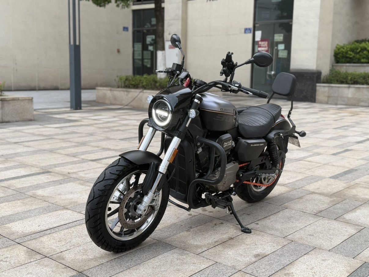 QJMOTOR 闪300S