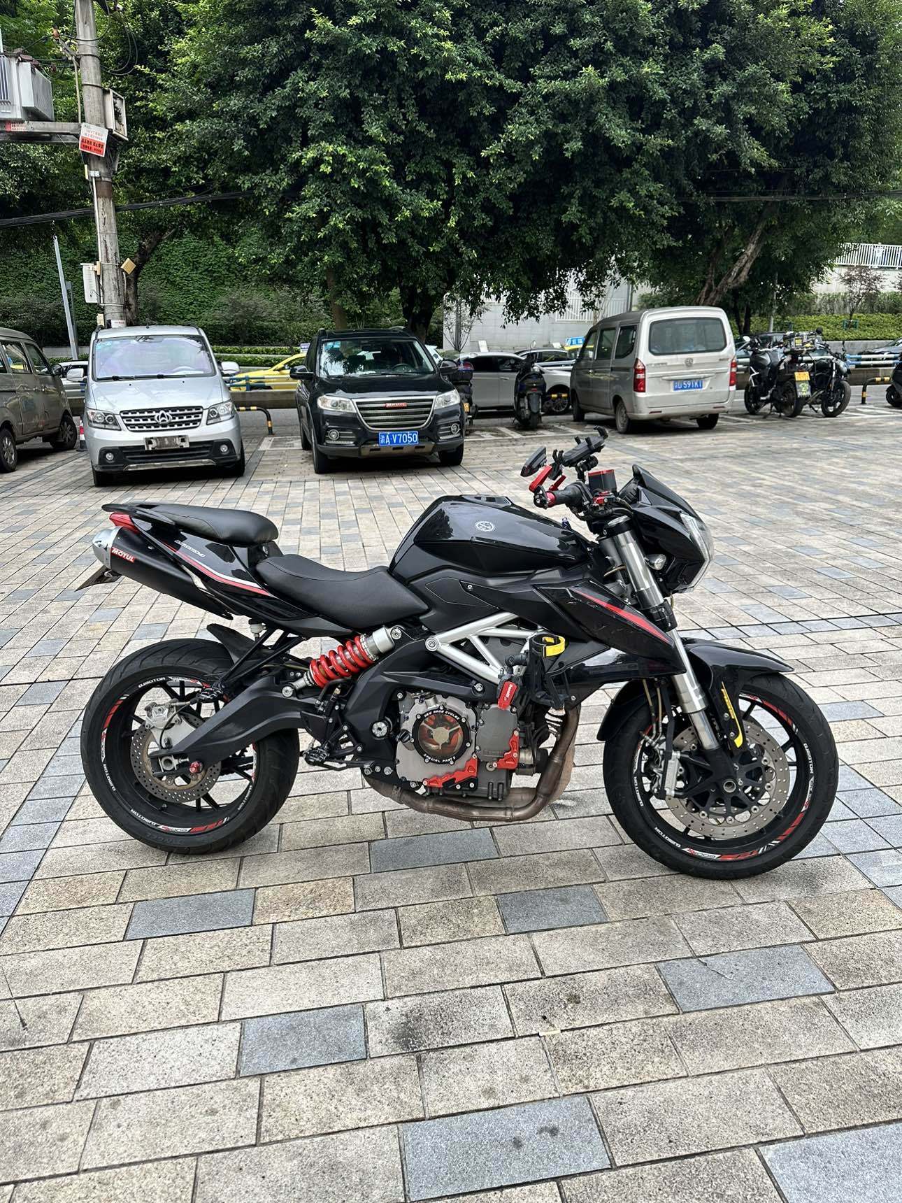 贝纳利 TNT600i