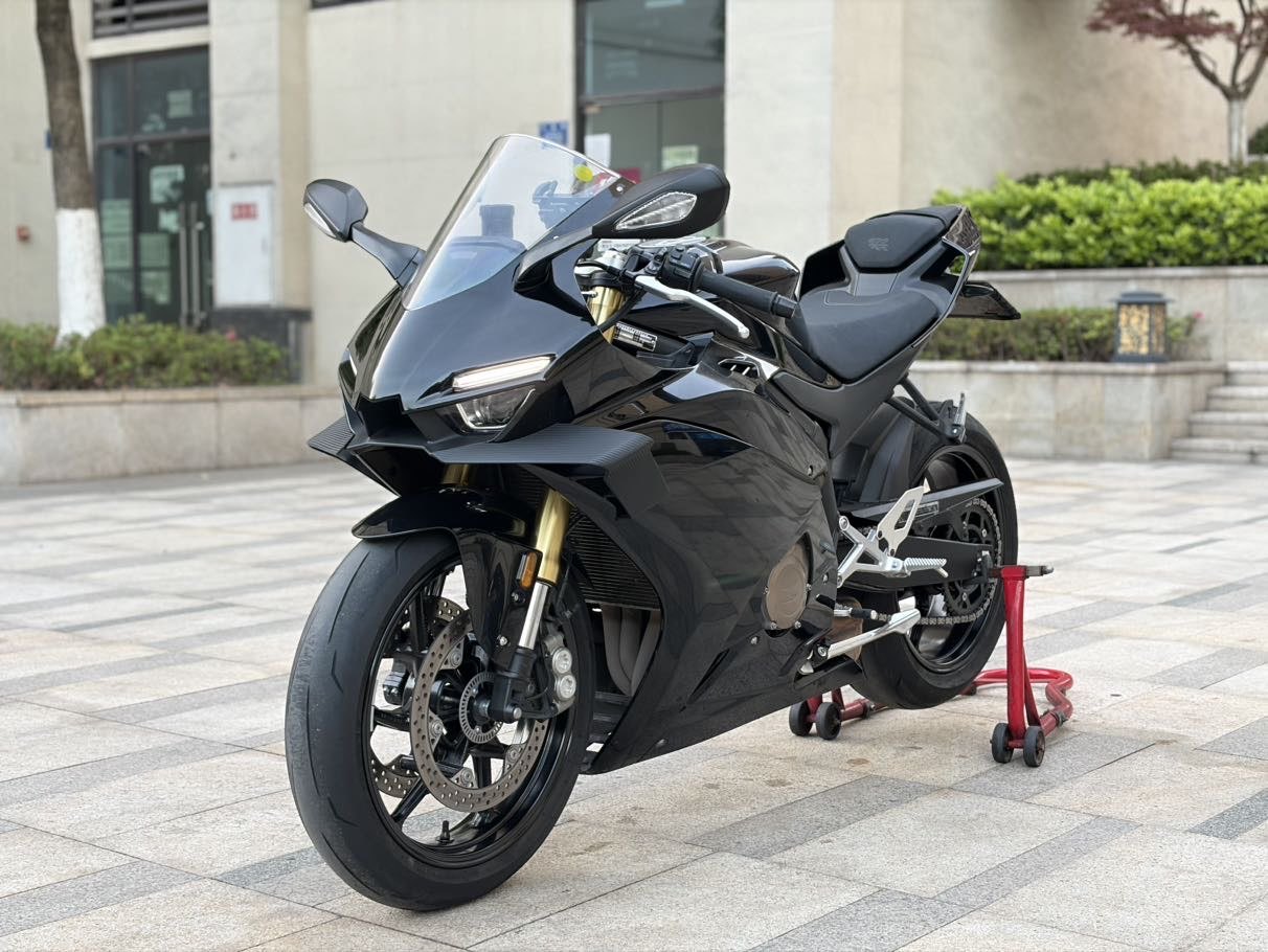 张雪机车 500RR
