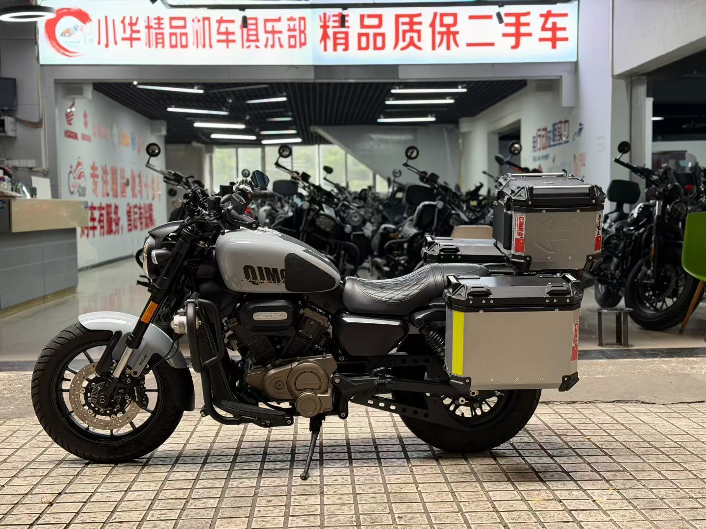 QJMOTOR 闪300S