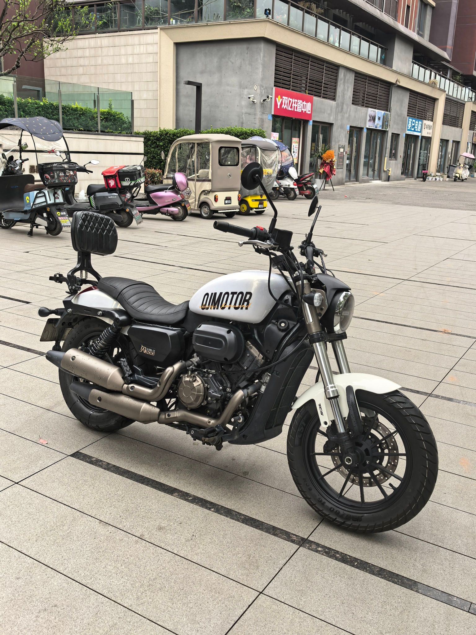 QJMOTOR 闪300S
