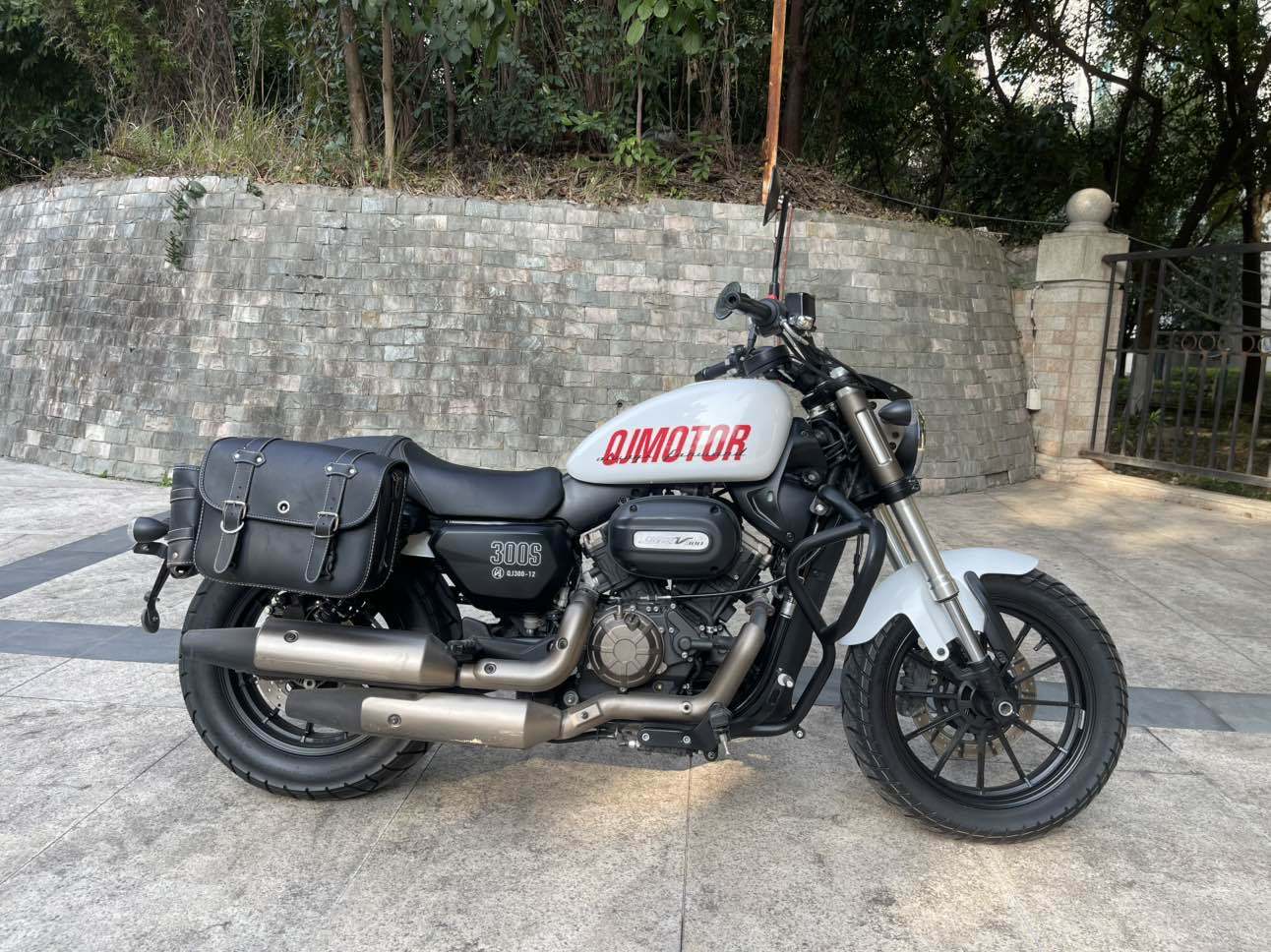 QJMOTOR 闪300S