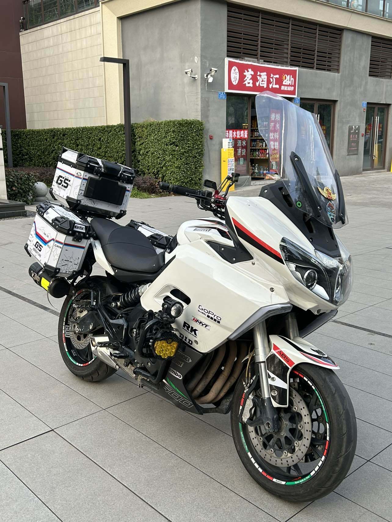 贝纳利 600 GC