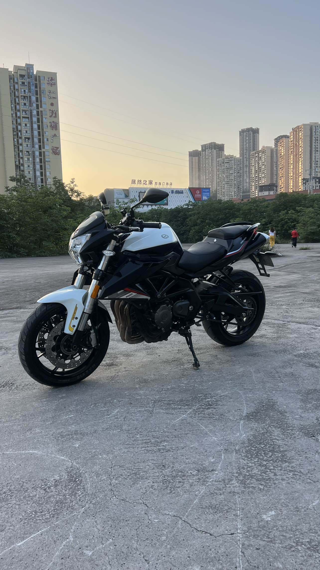 贝纳利 TNT600i