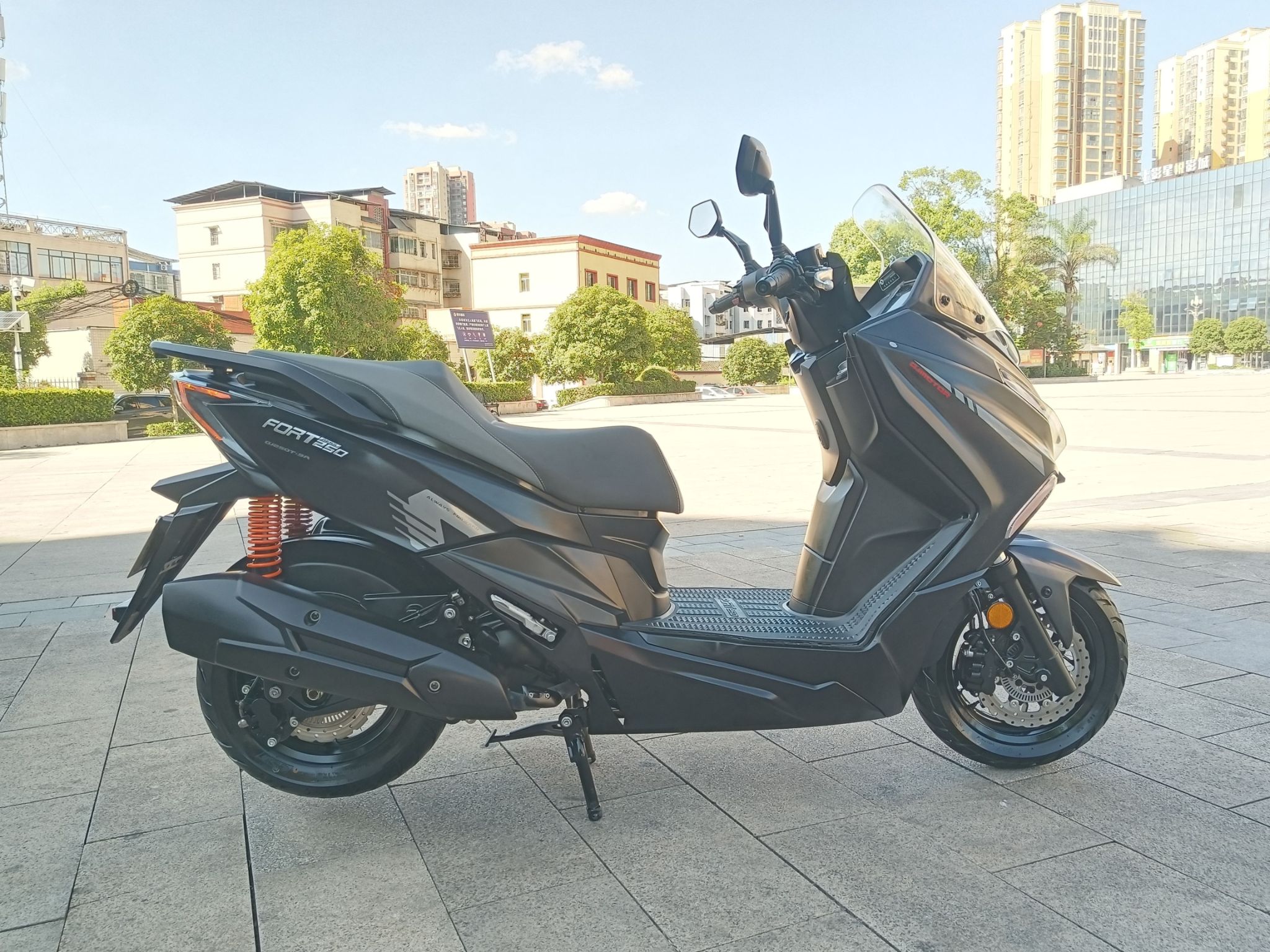 QJMOTOR 鸿250