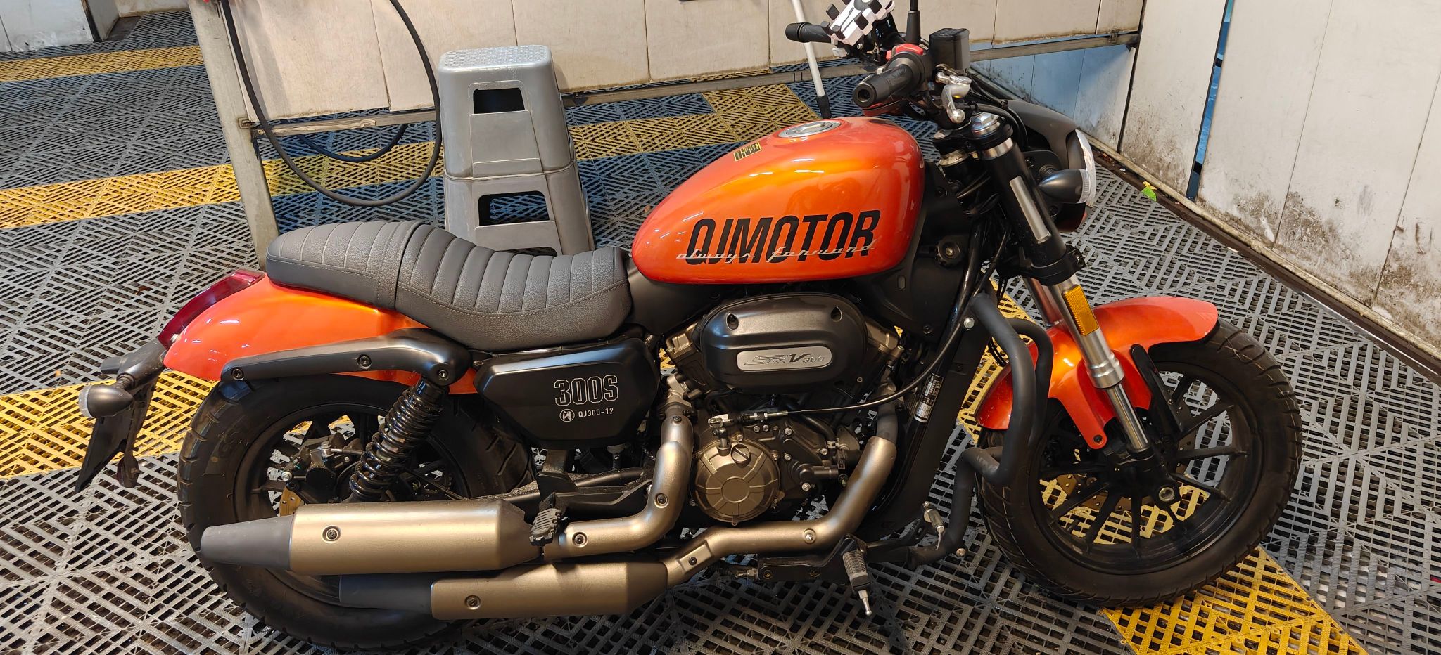 QJMOTOR 闪300S