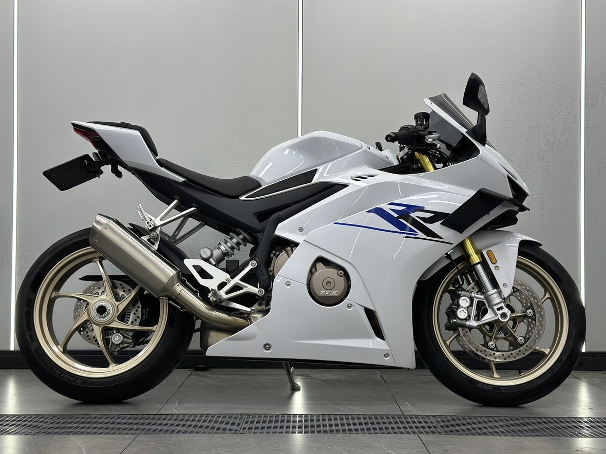 张雪机车 500RR