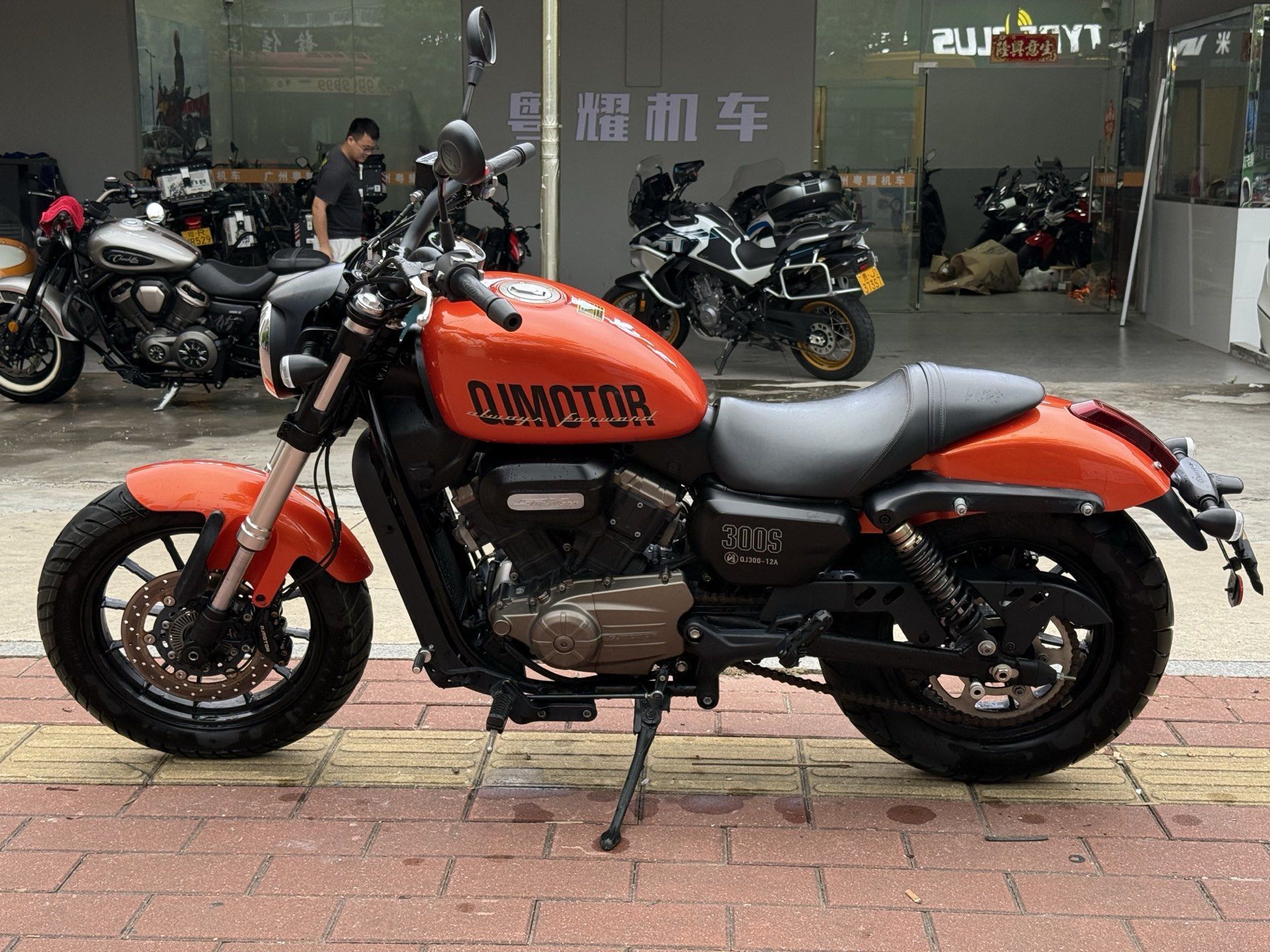 QJMOTOR 闪300S