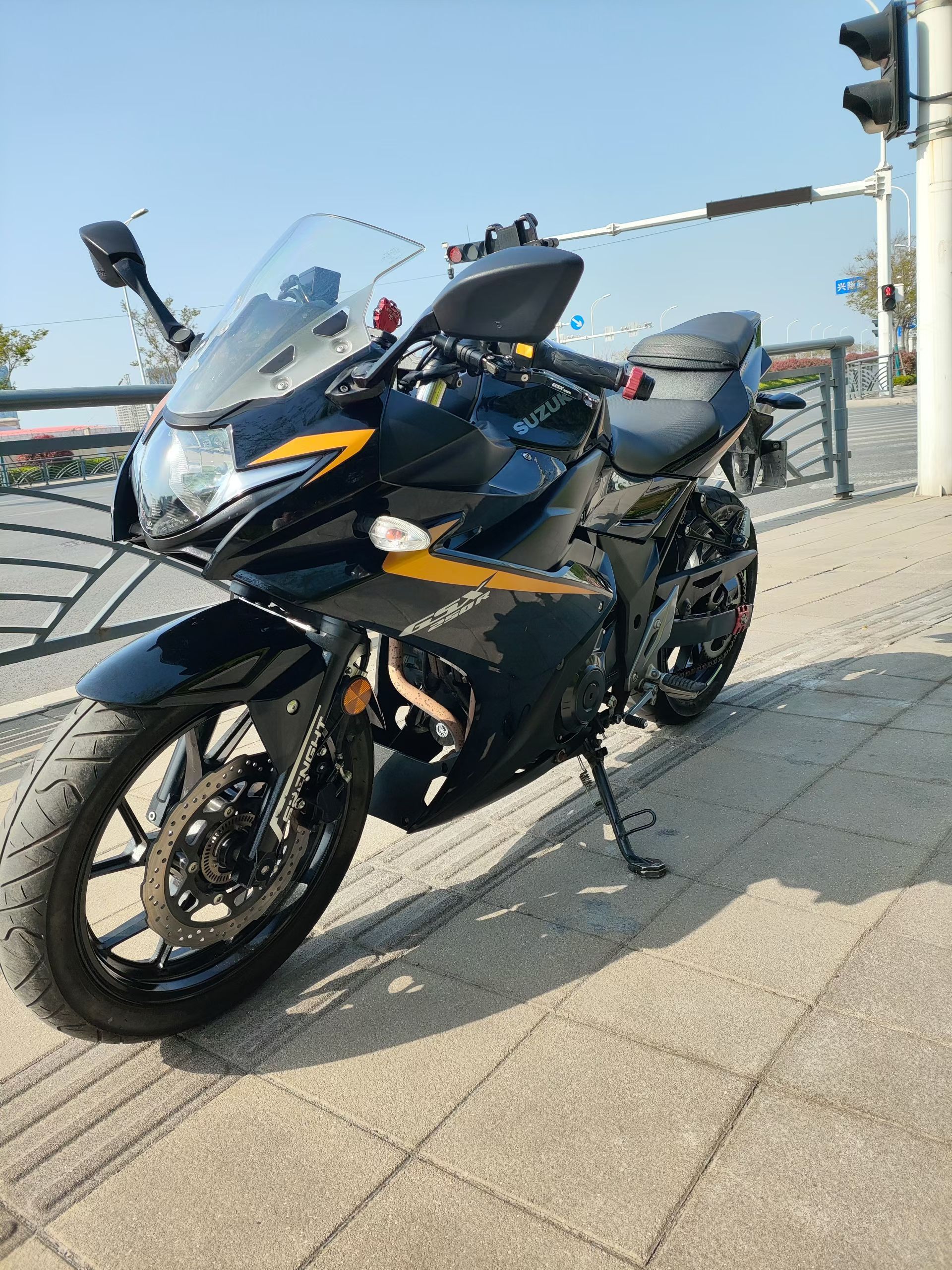豪爵铃木 GSX250R