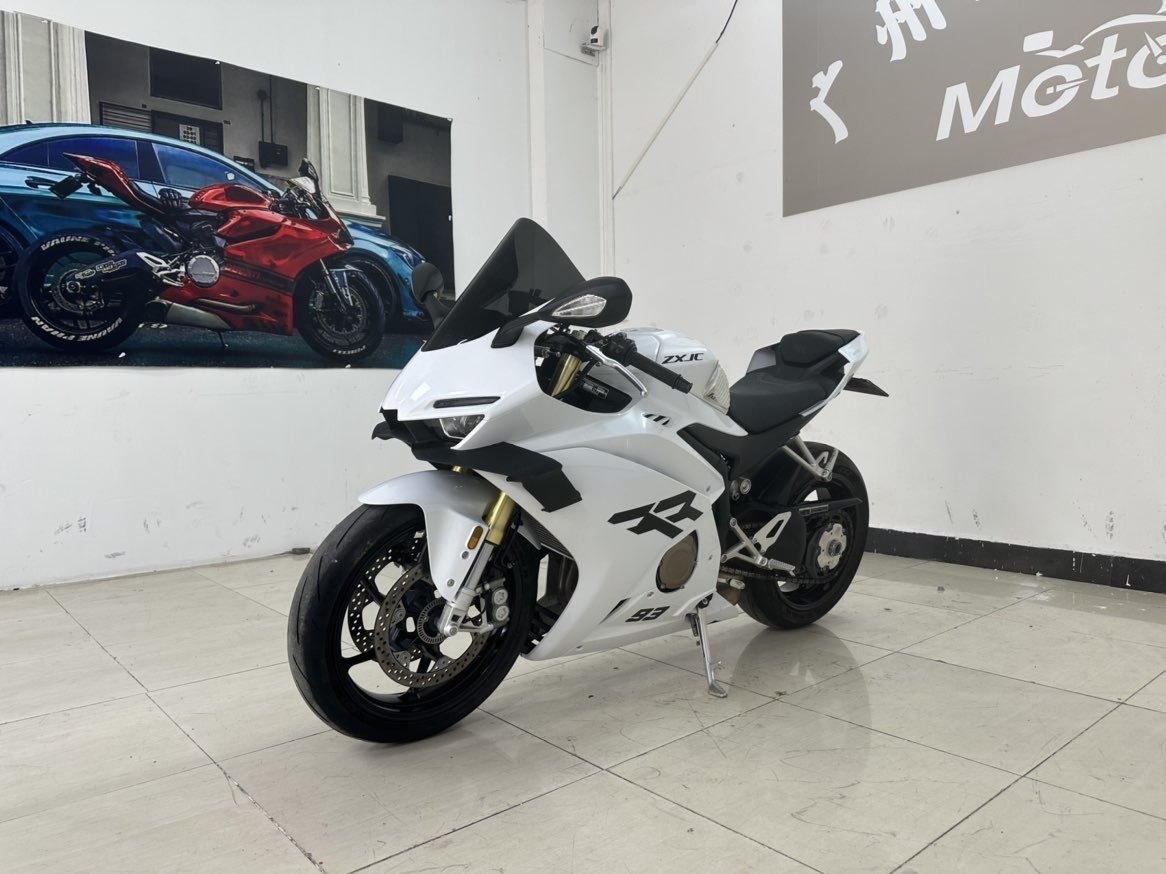 张雪机车 500RR