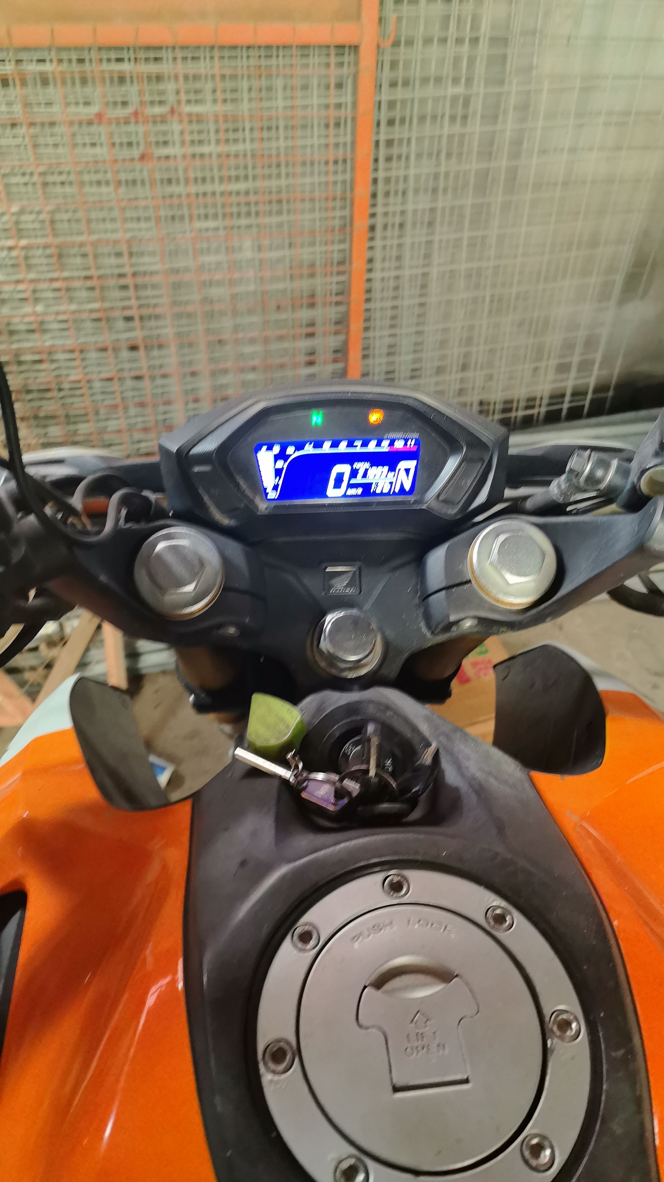五羊本田 CB190R 暴锋眼