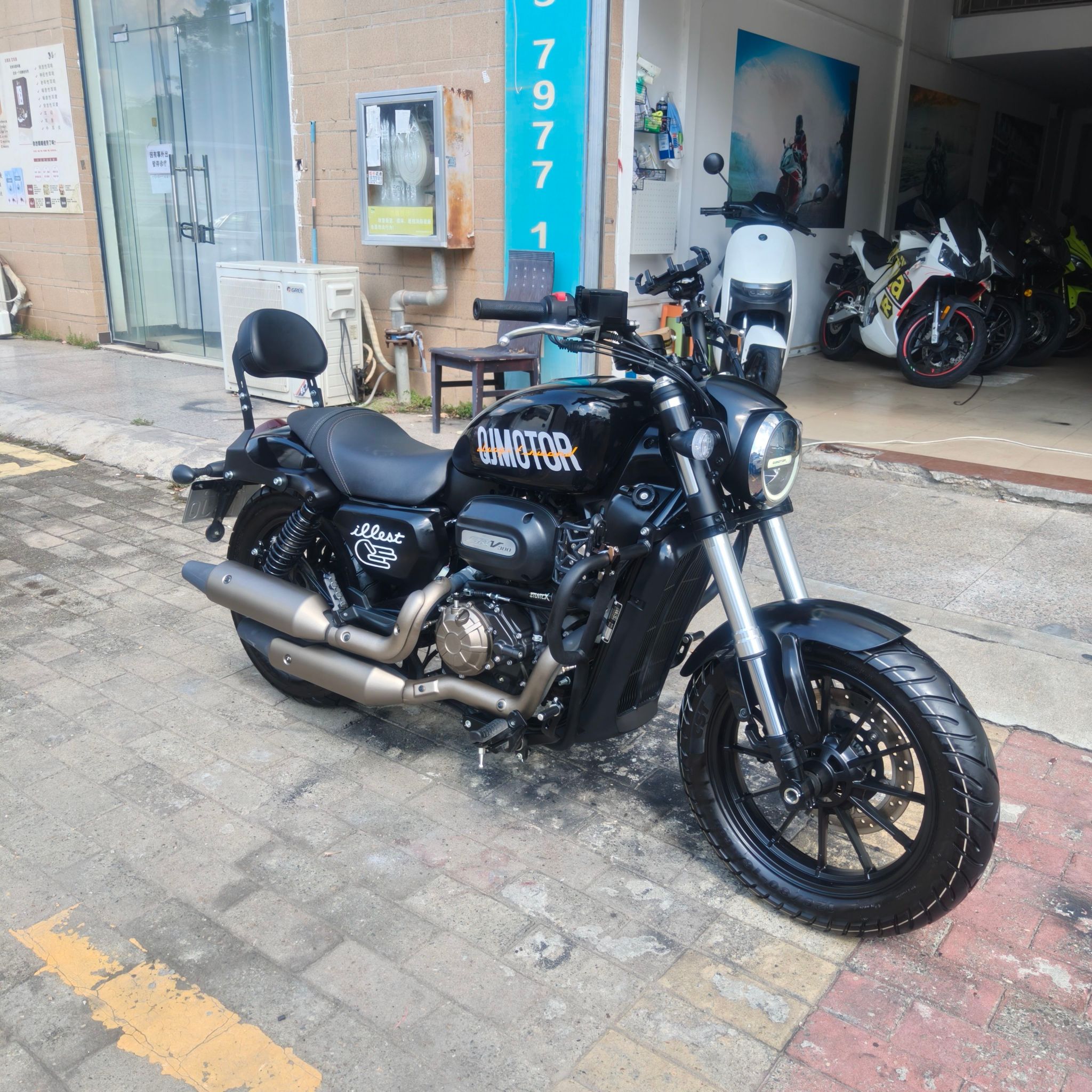 QJMOTOR 闪300S