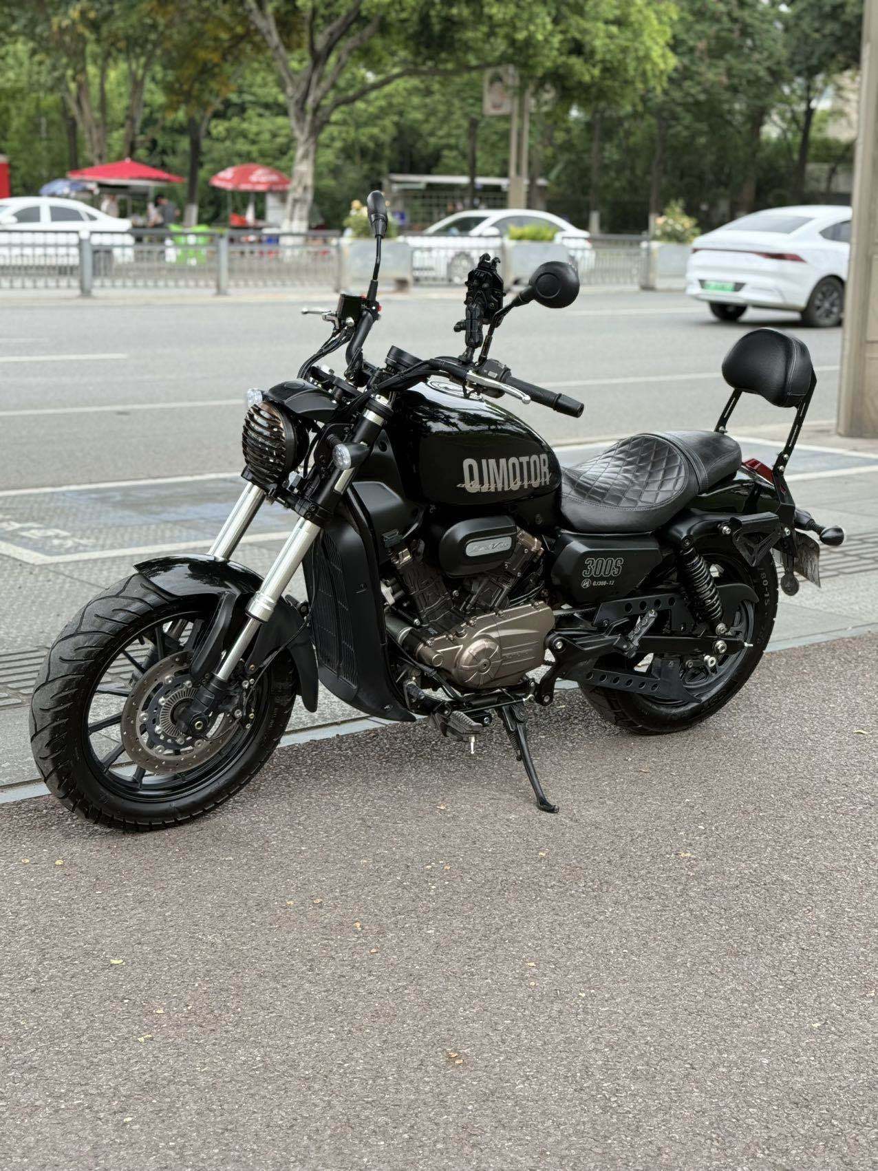 QJMOTOR 闪300S
